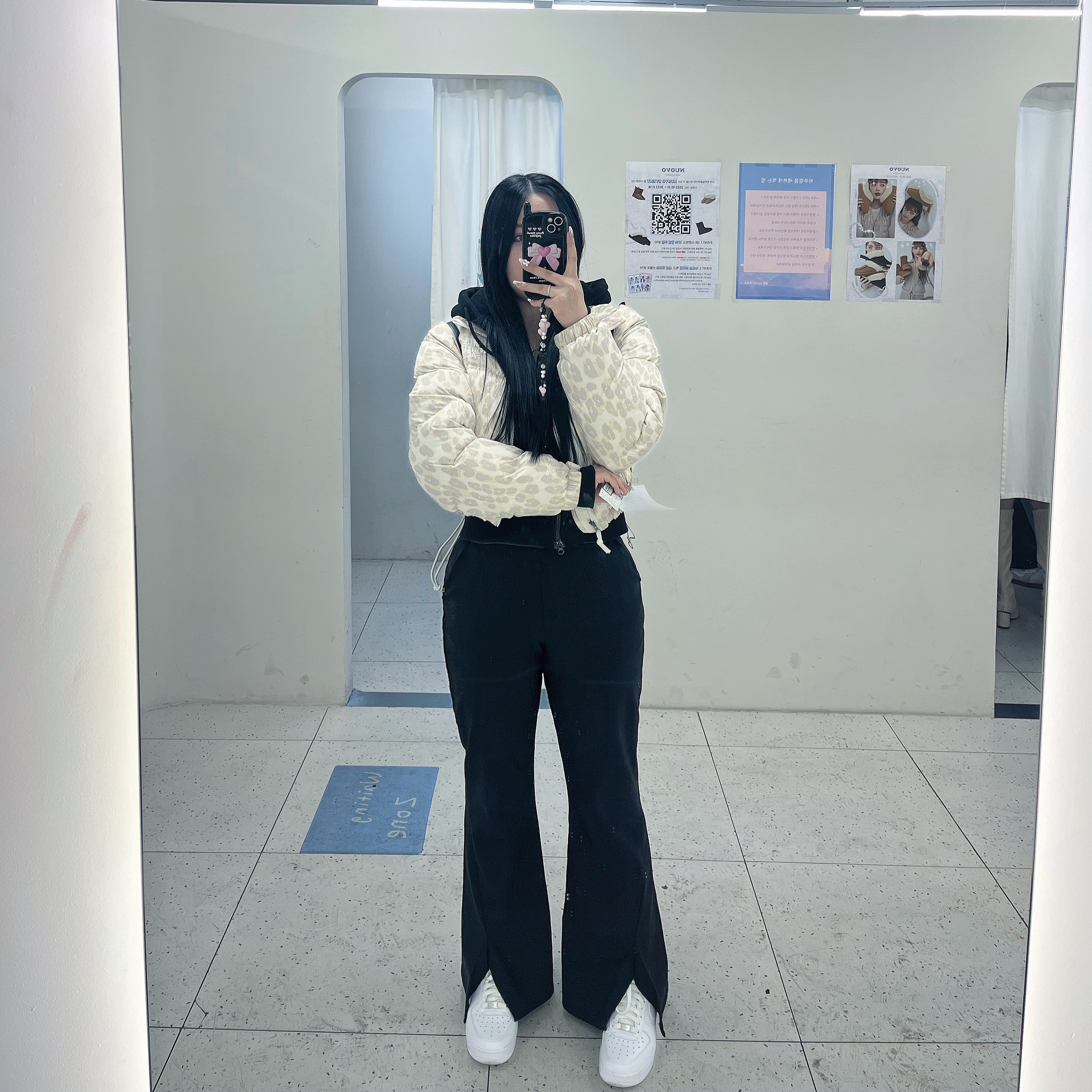 (W) The North Face Print Nuptse Short Jacket Silver Grey Leopard Print, (W) Nike Air Force 1 '07 Low White 착용 스타일