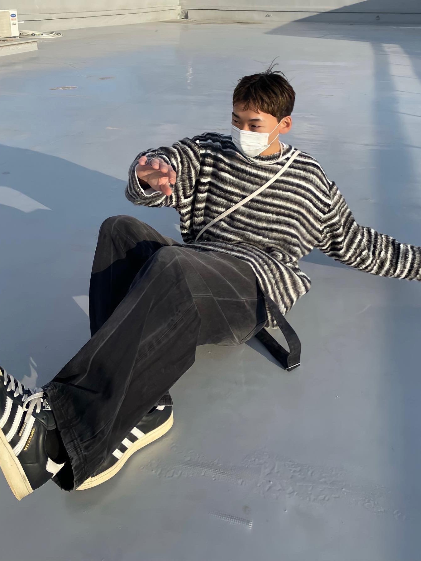 Adidas Superstar Premium Black White 착용 스타일 - 1