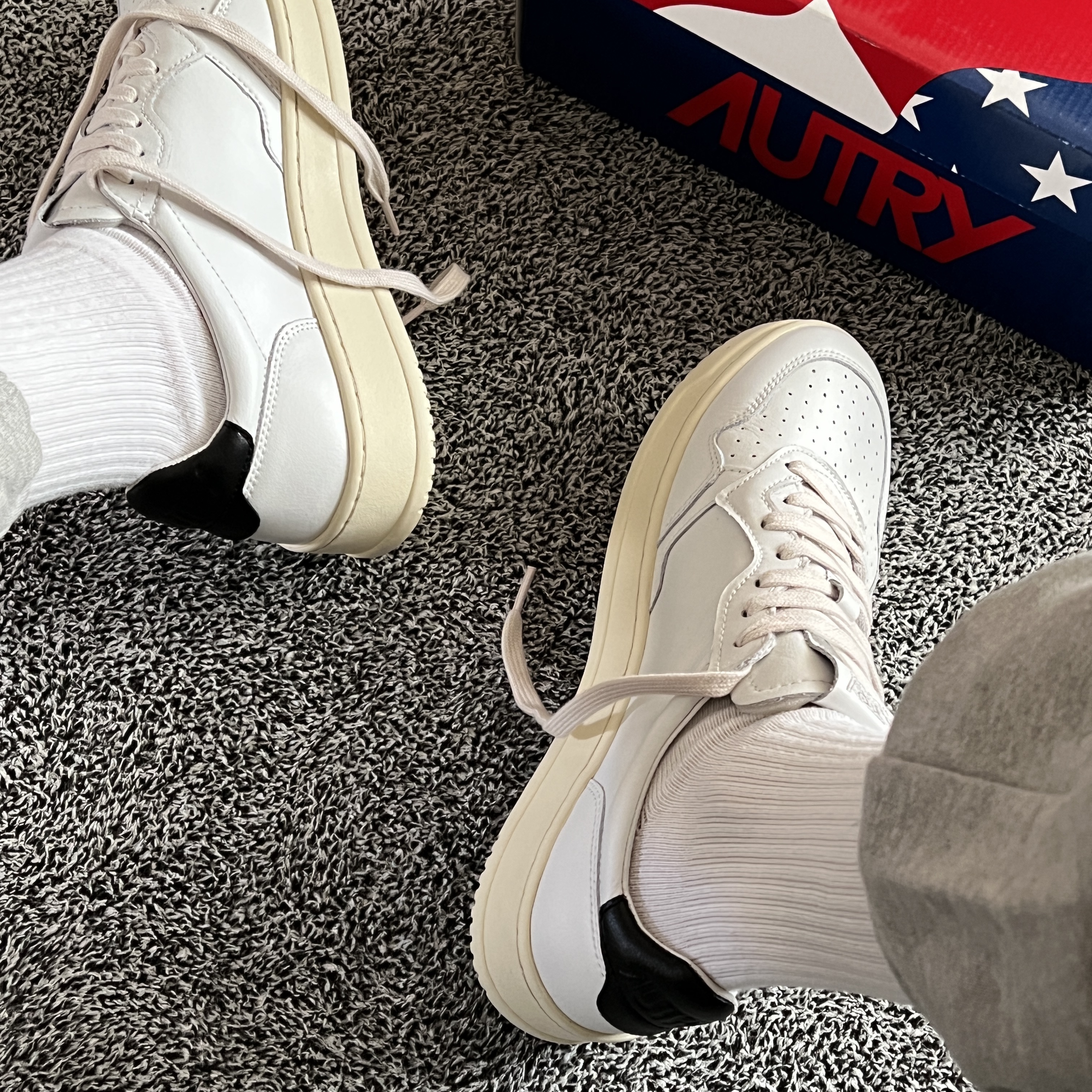 Autry Medalist Low Leather Sneakers White Black 착용 스타일 - 1