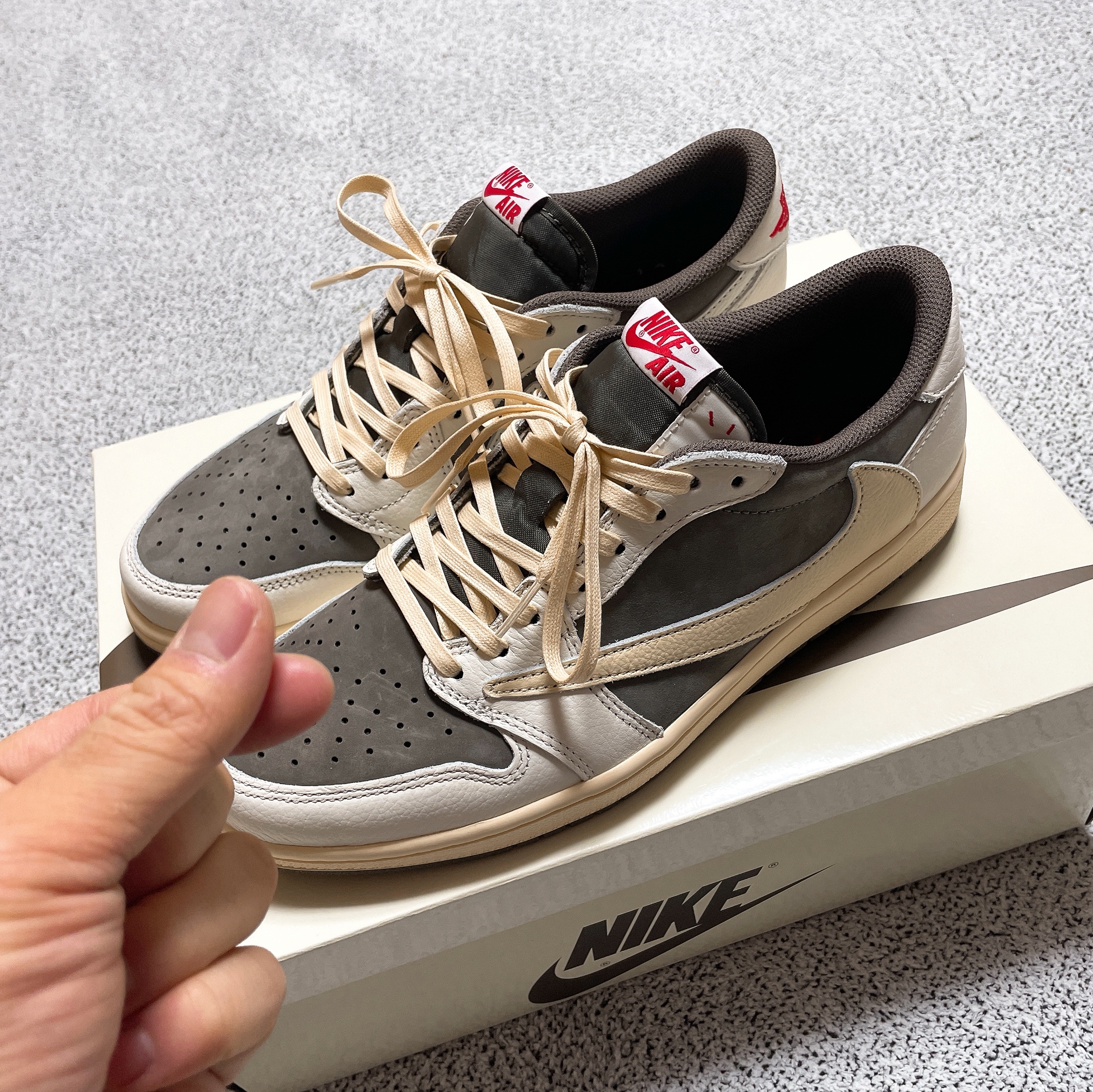 Jordan 1 x Travis Scott Retro Low OG SP Sail and Ridgerock 착용 스타일