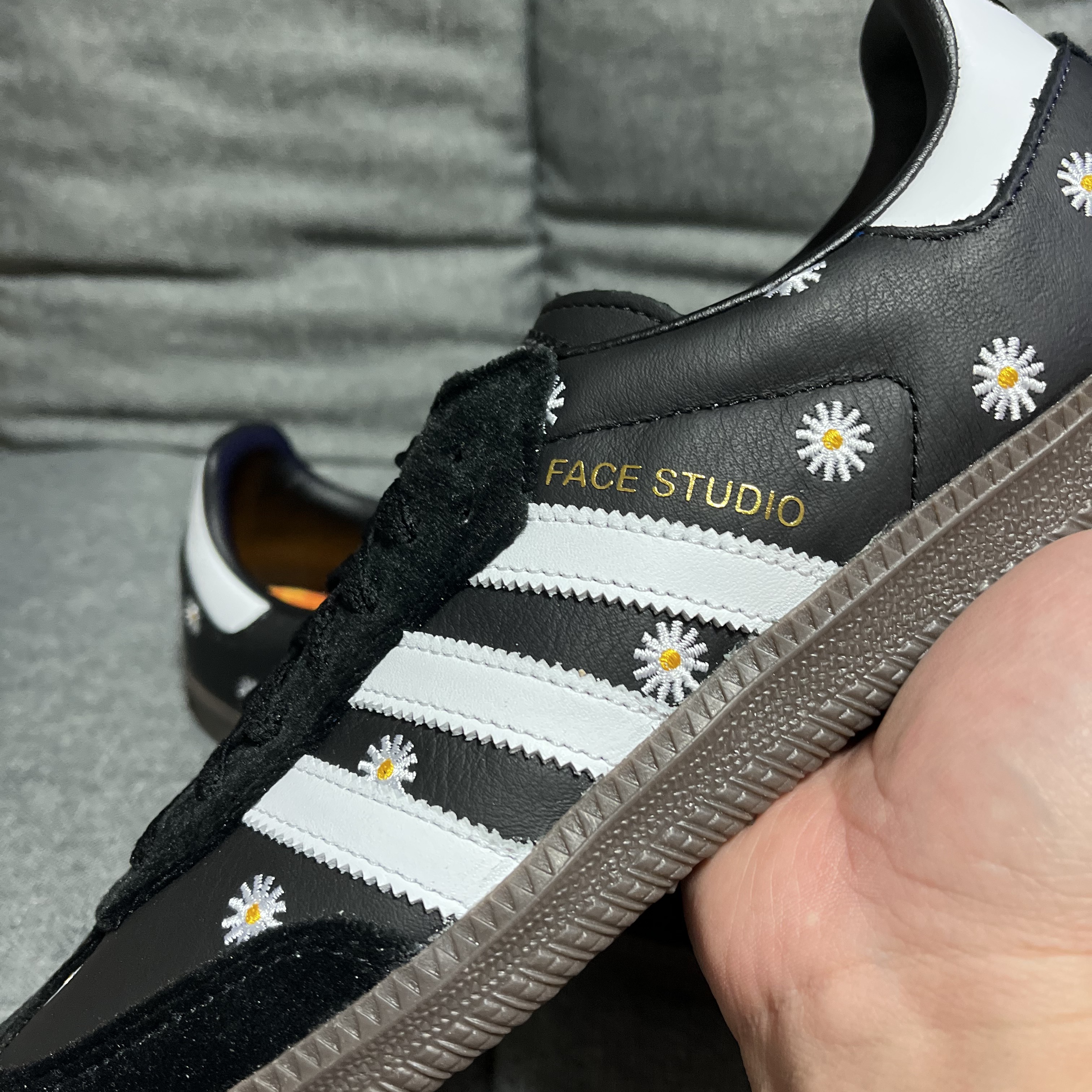Adidas x Atmos x Face Samba OG Core Black 착용 스타일 - 3