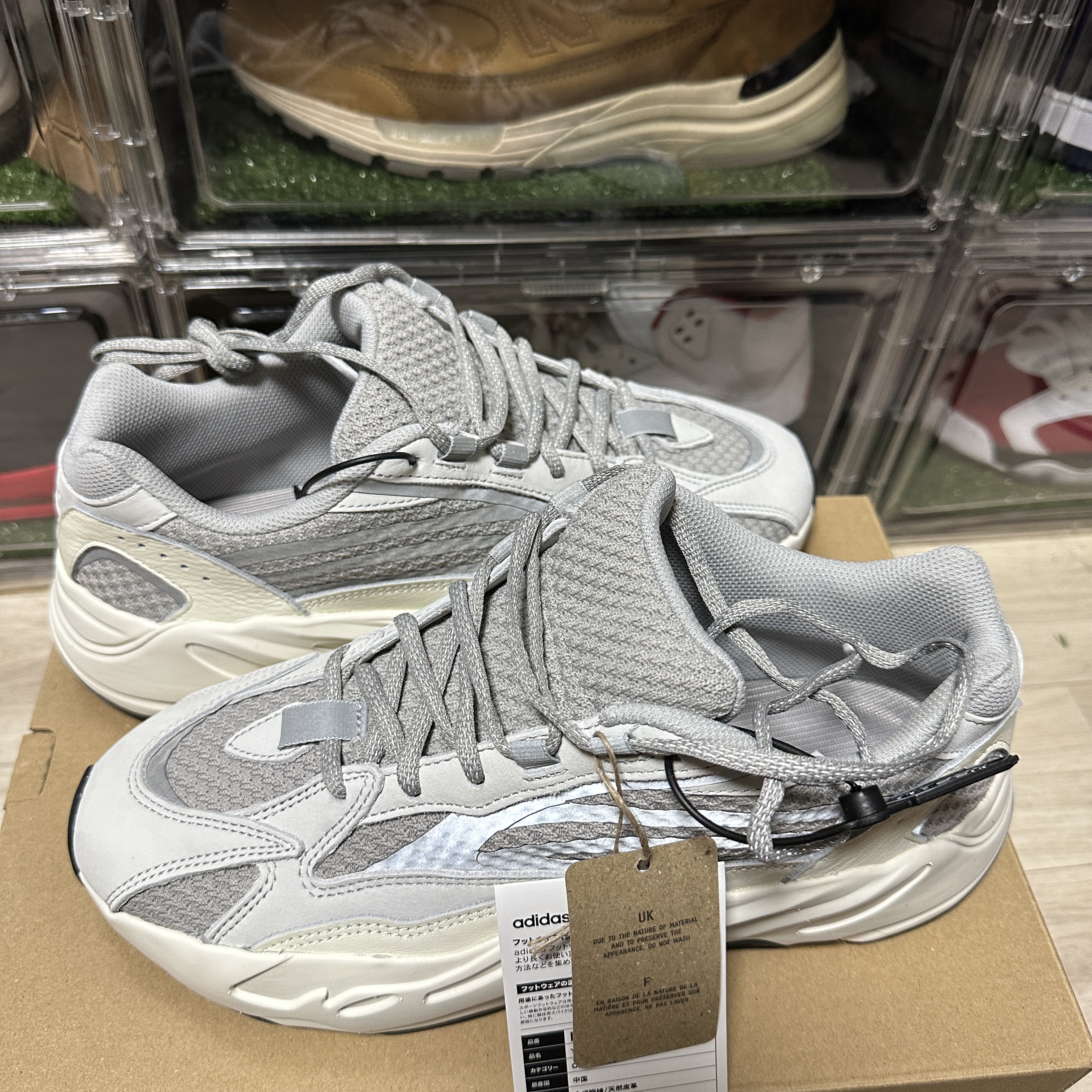 Adidas Yeezy Boost 700 V2 Static 2022 착용 스타일 - 2
