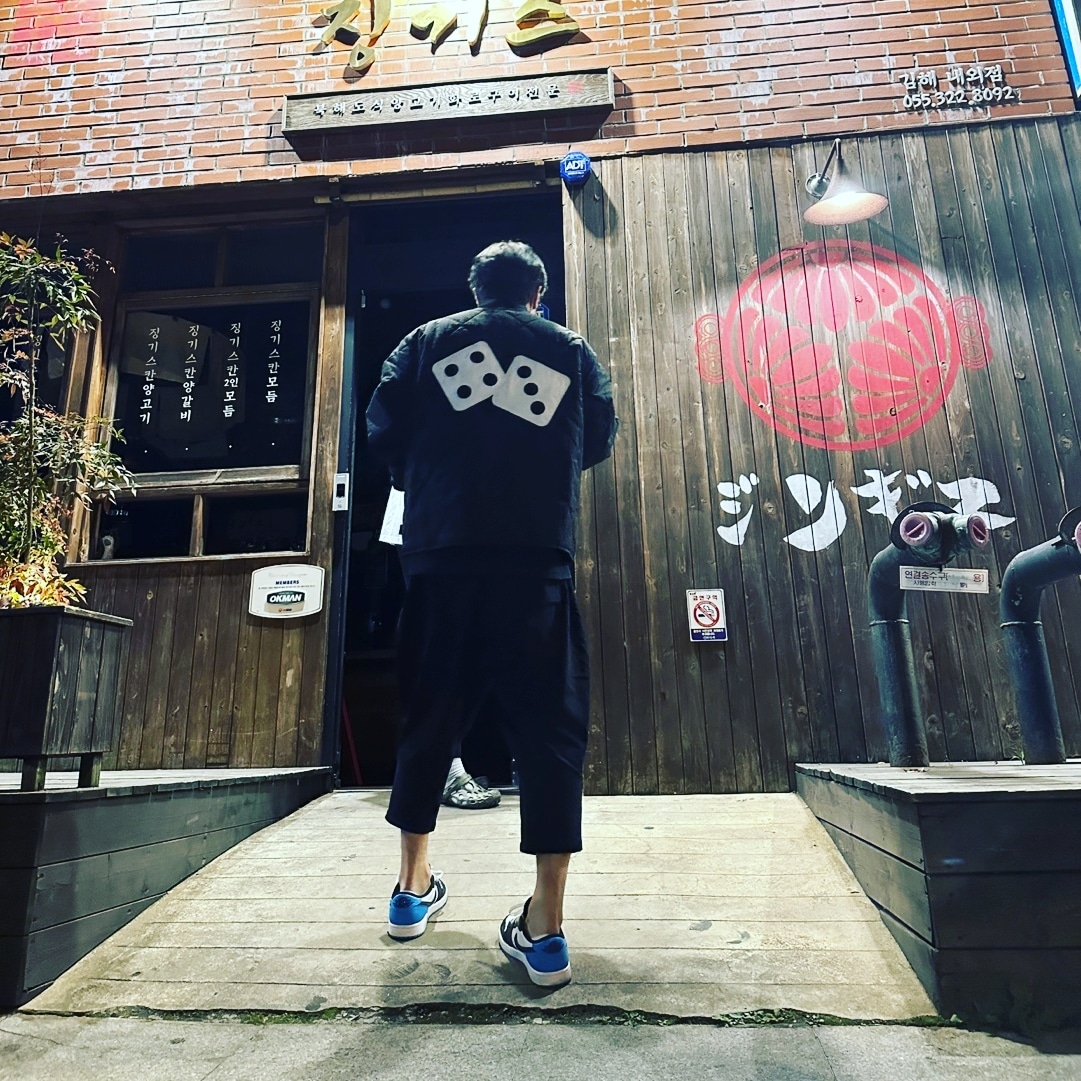 Jordan 1 Retro Low OG Black and Dark Powder Blue, Stussy Dice Quilted Liner Jacket Black 착용 스타일