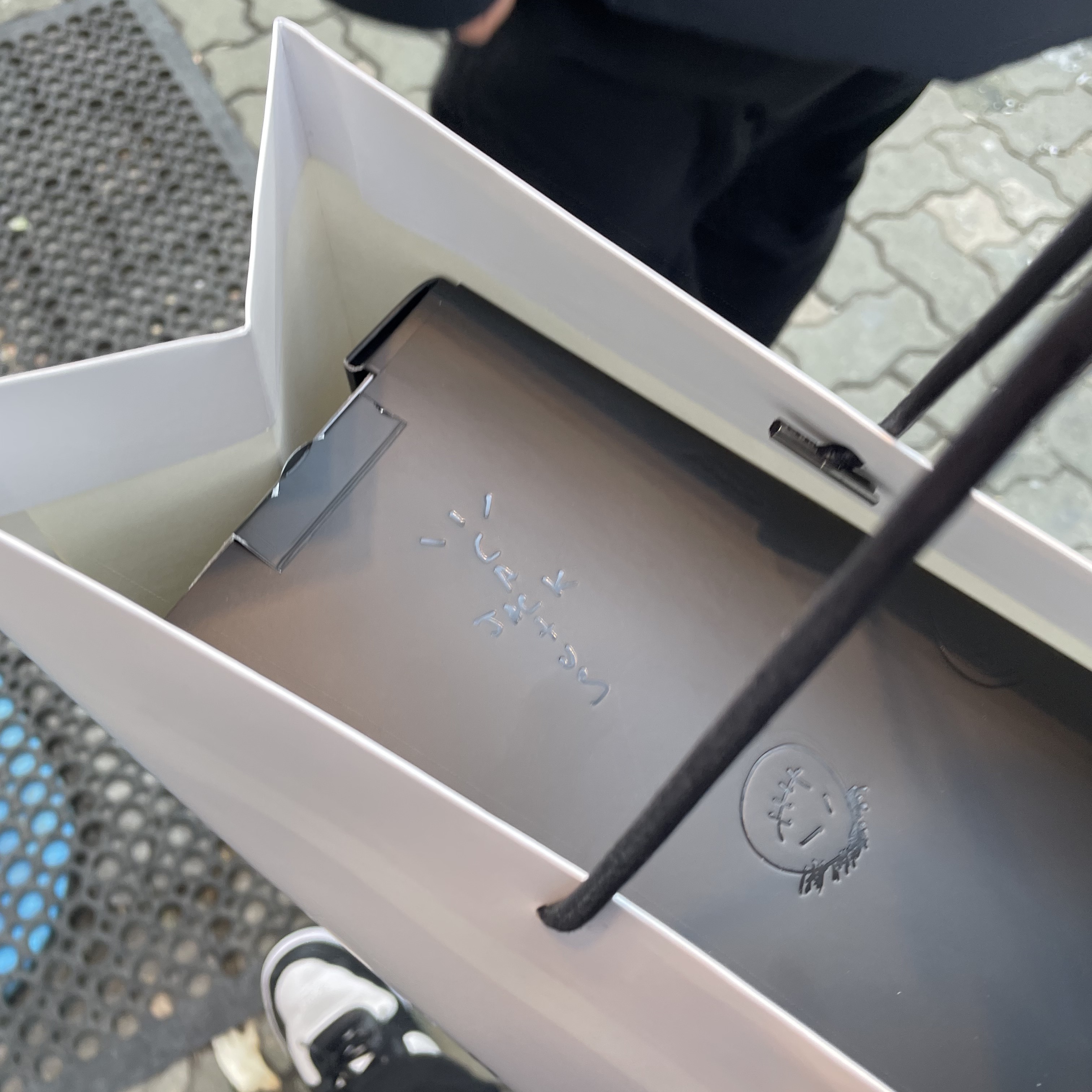 Jordan 1 x Travis Scott Retro Low OG SP Black Phantom, Nike x Stussy Air Force 1 '07 Mid SP Black and Light Bone 착용 스타일
