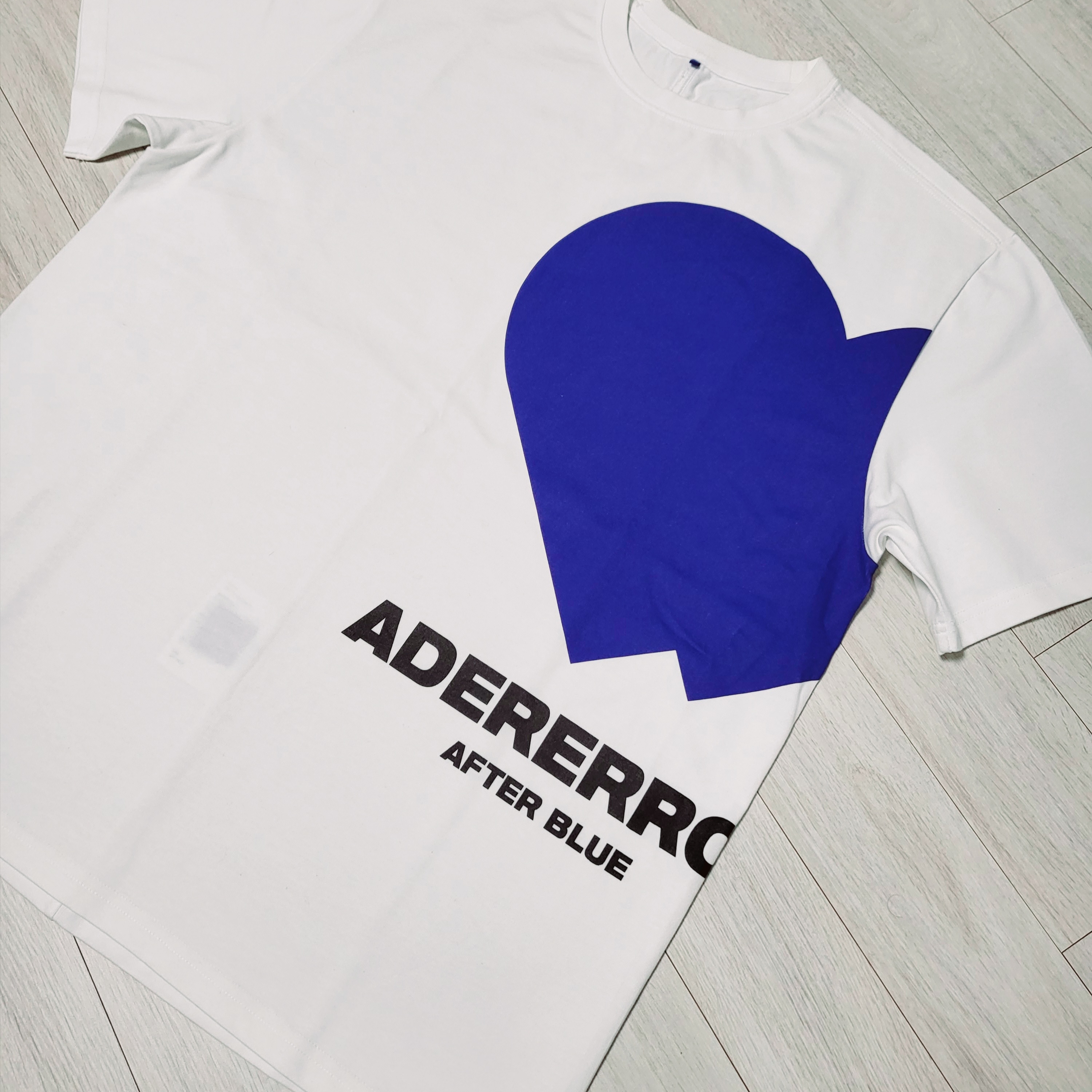 Ader Error Twin Heart Big Logo T-Shirt Off White 착용 스타일 - 2
