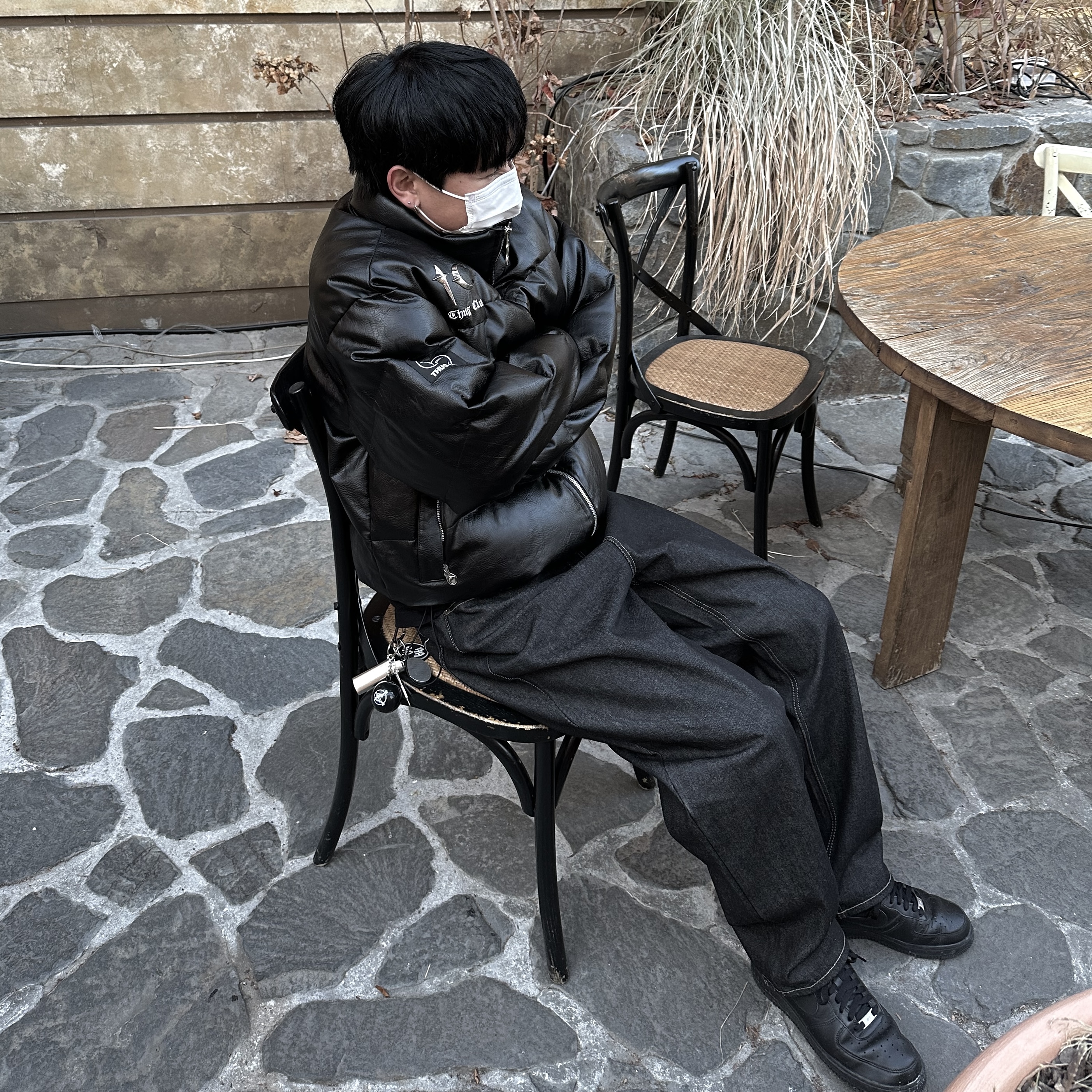 Nike Air Force 1 '07 Low Triple Black 착용 스타일 - 2