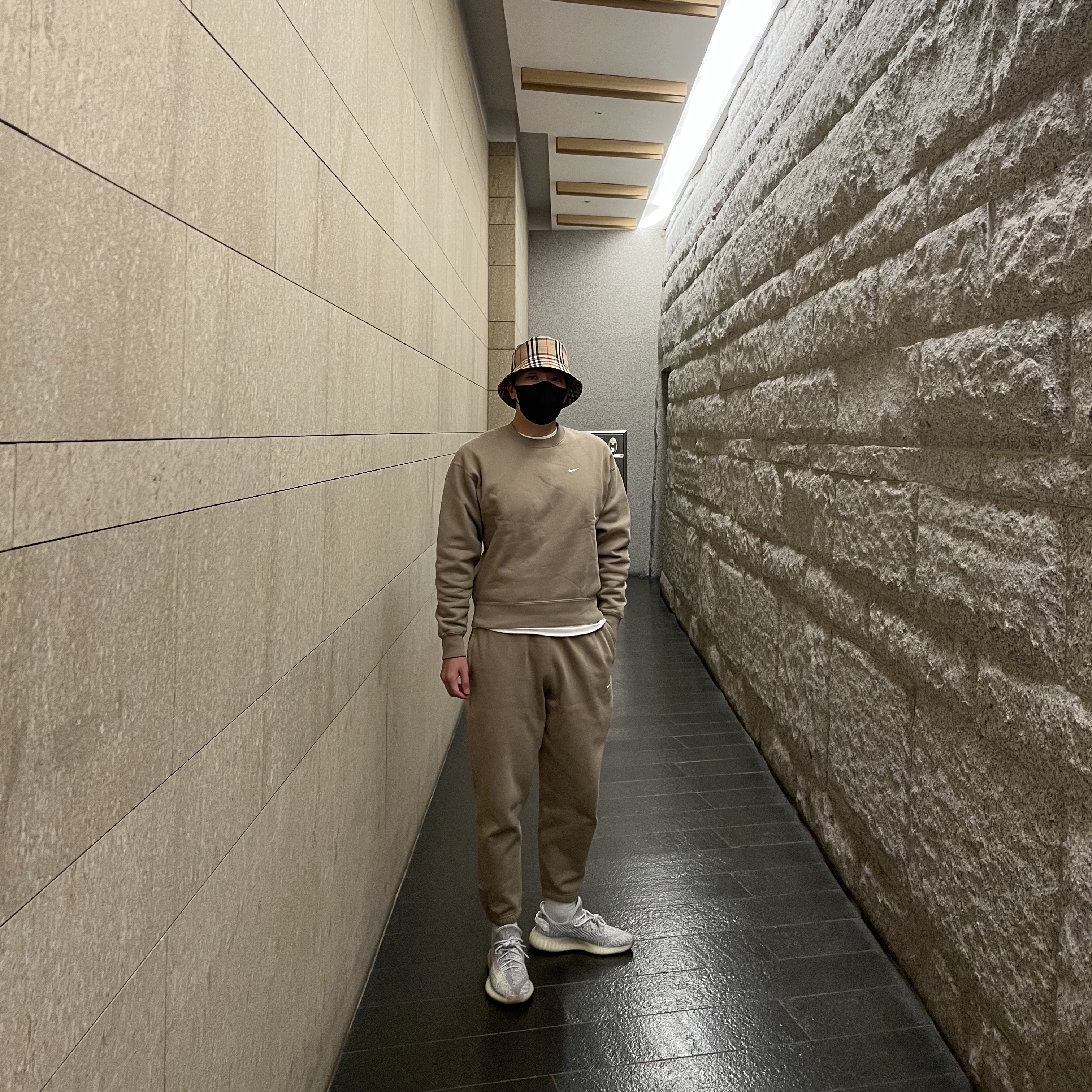 Adidas Yeezy Boost 350 V2 Static - Reflective, Burberry Vintage Check Technical Cotton Bucket Hat 착용 스타일