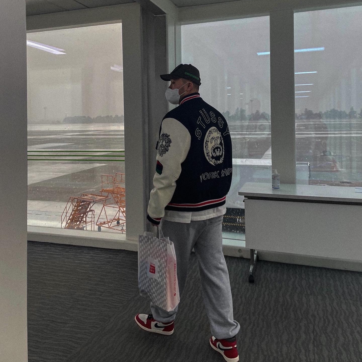 Jordan 1 Retro High OG Chicago 2022, Stussy x Our Legacy x Denim Tears TTL Varsity Jacket Black 착용 스타일 - 1