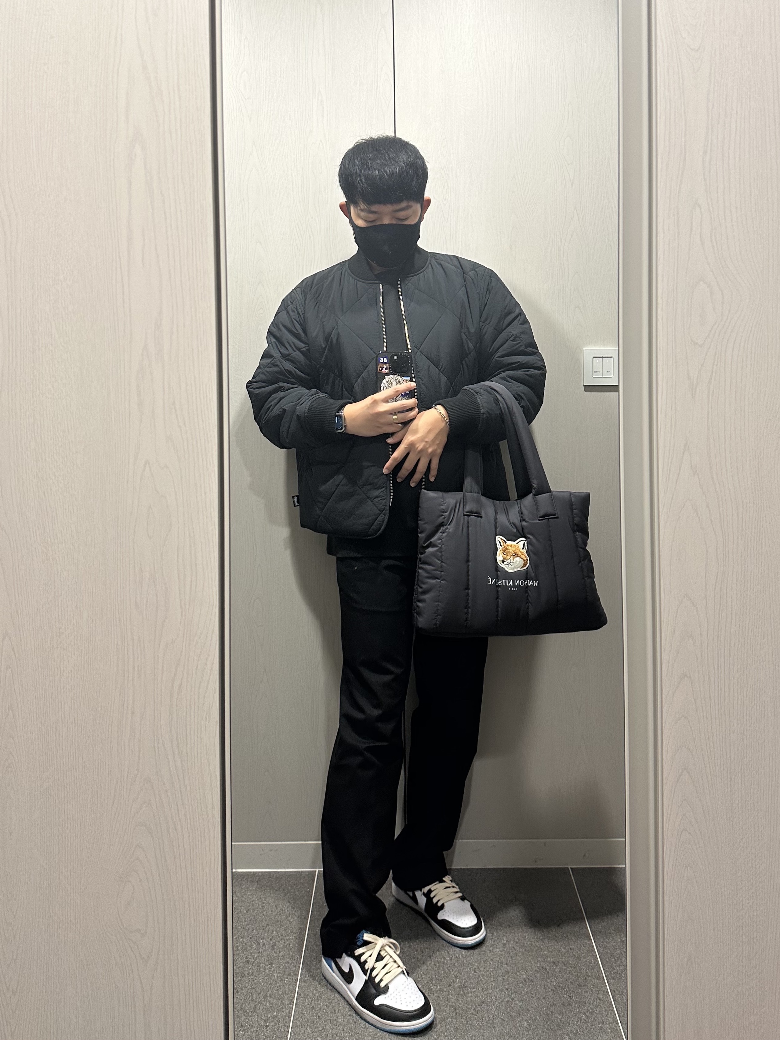 Maison Kitsune x Laneige Padded Bag Navy, Jordan 1 Retro Low OG Black and Dark Powder Blue 착용 스타일