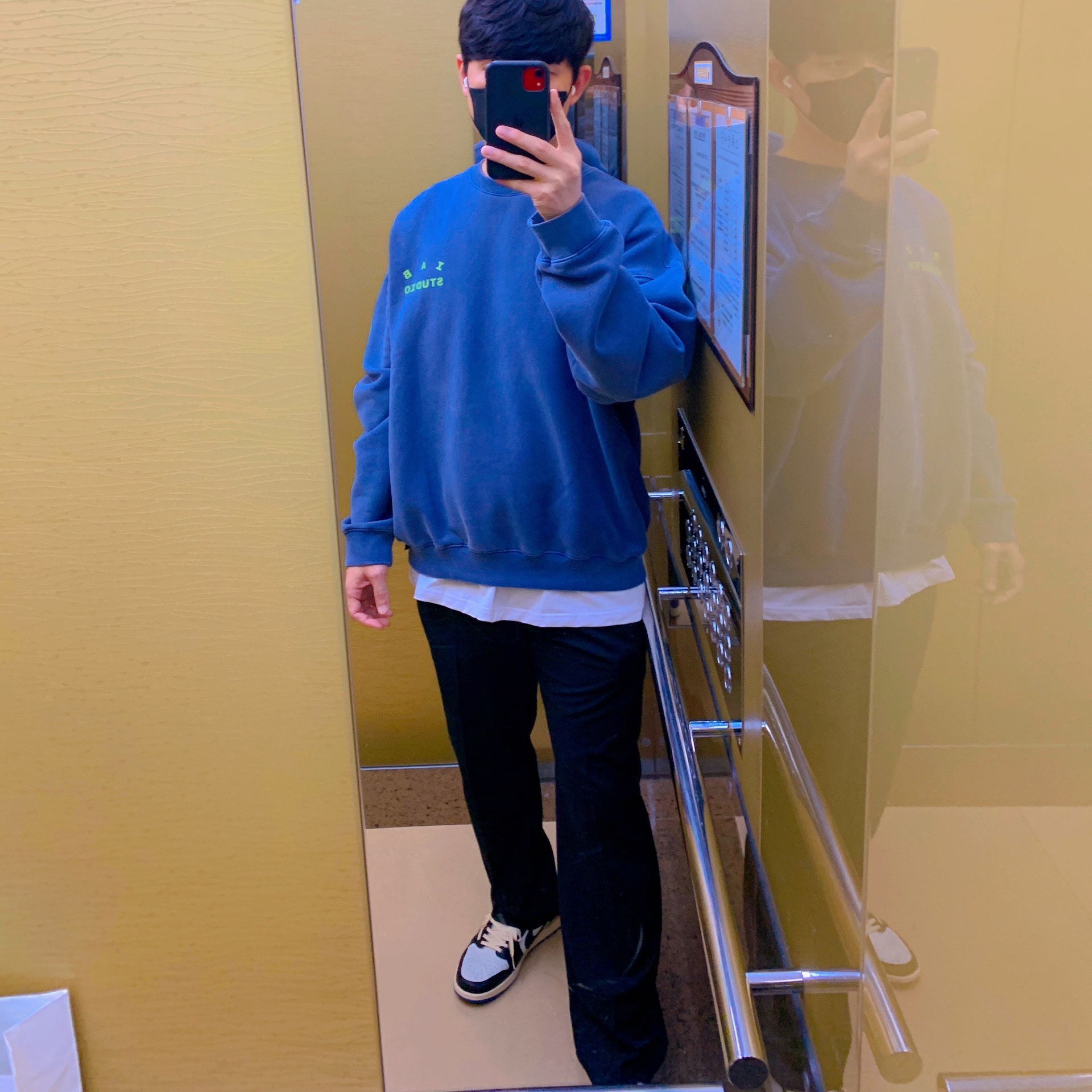 IAB Studio Pigment Sweatshirt Navy, Jordan 1 x Travis Scott x Fragment Retro Low OG SP Military Blue 착용 스타일