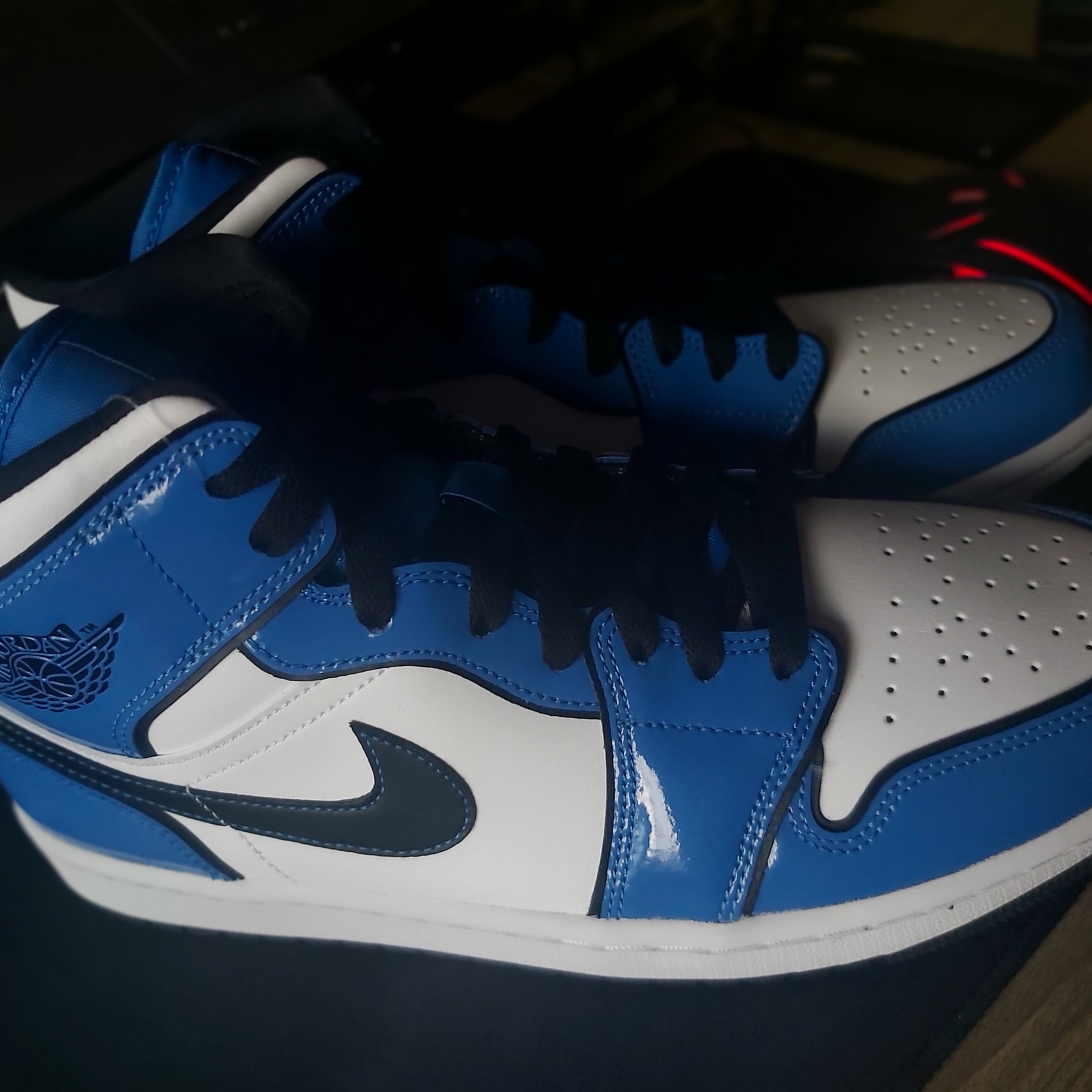 Jordan 1 Mid SE Signal Blue 착용 스타일