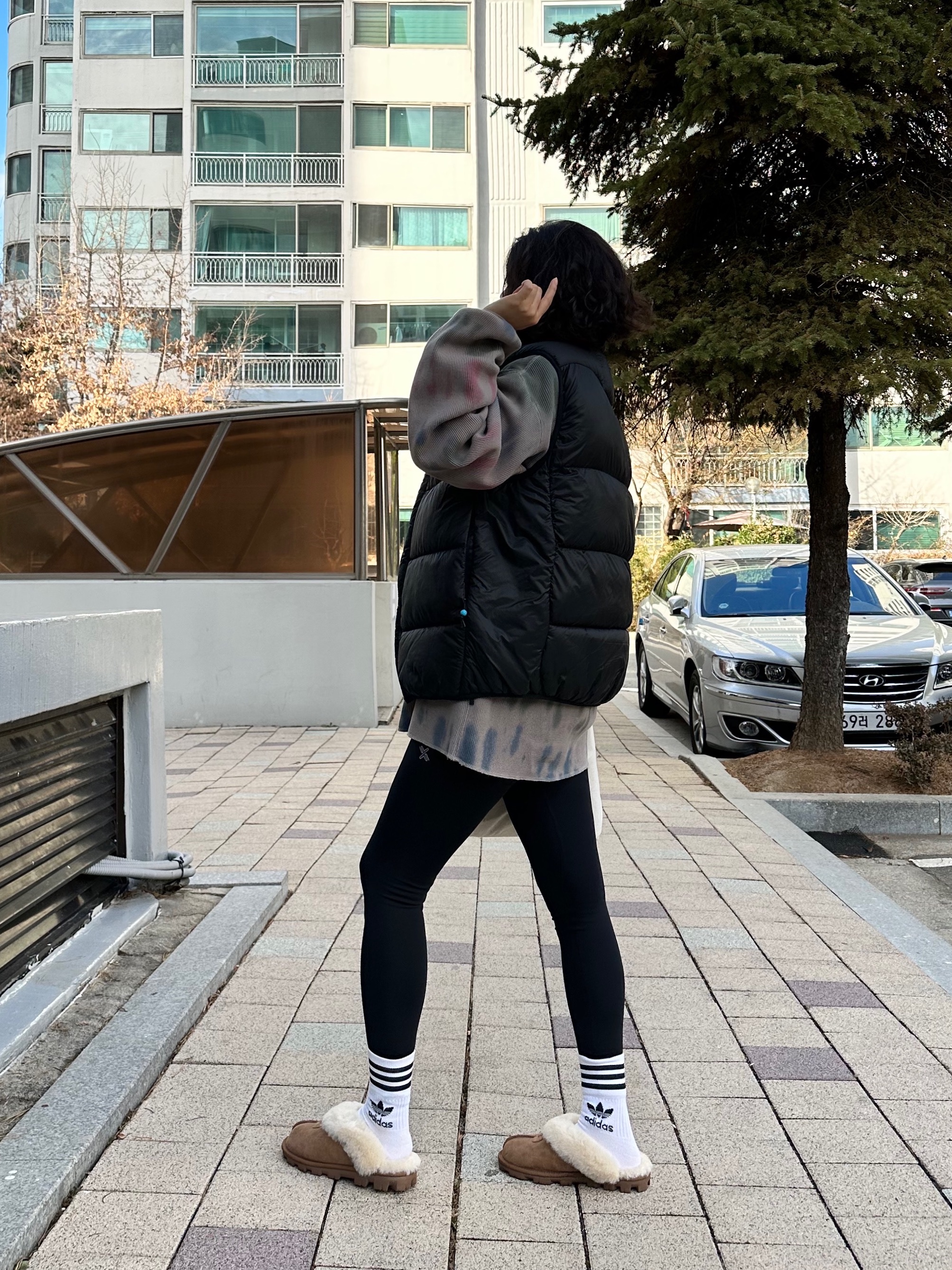 Nike ACG Therma-Fit ADV Lunar Lake Puffer Vest Black - Asia, (W) UGG Coquette Slipper Chestnut 착용 스타일