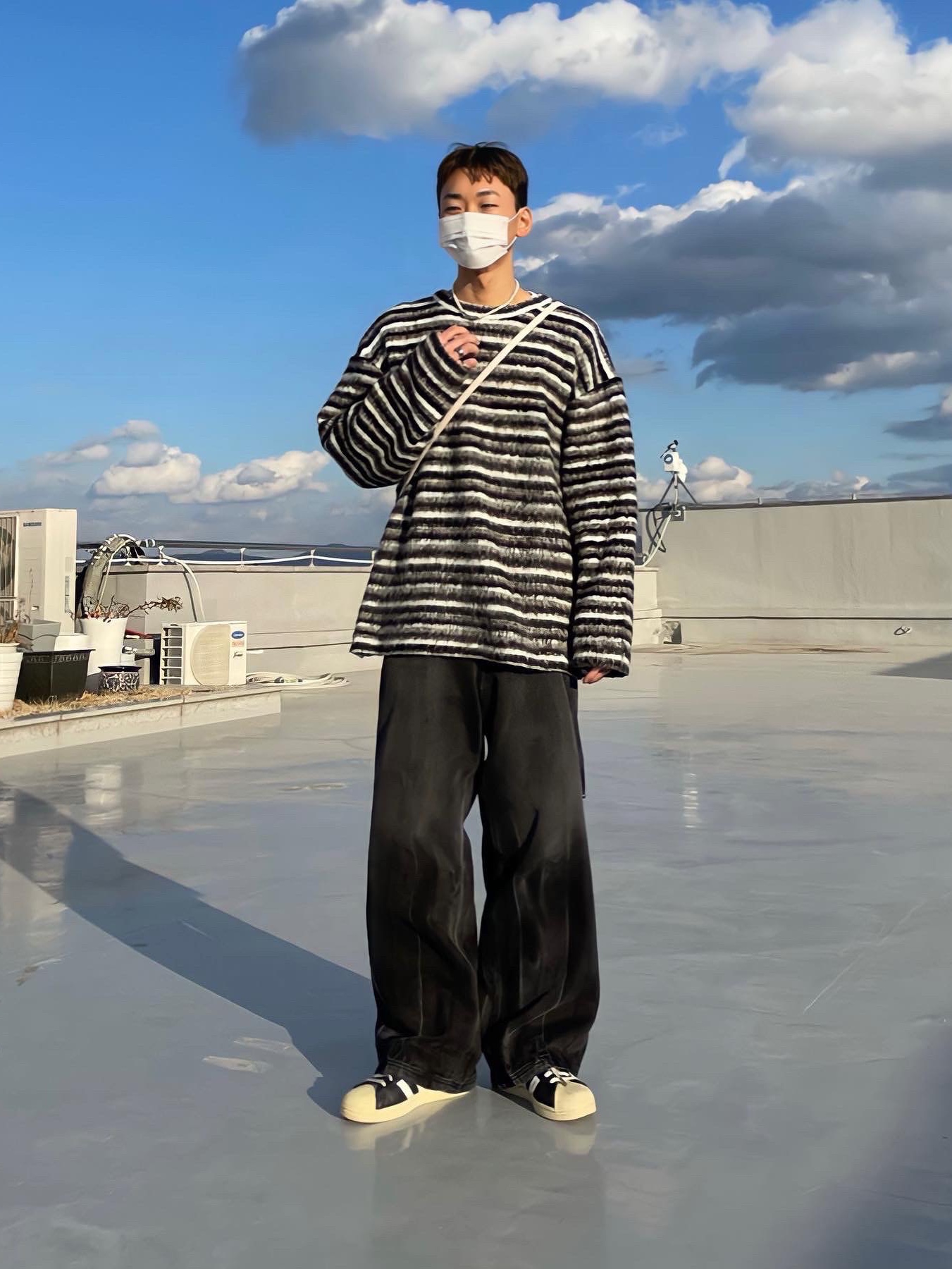 Adidas Superstar Premium Black White 착용 스타일 - 2