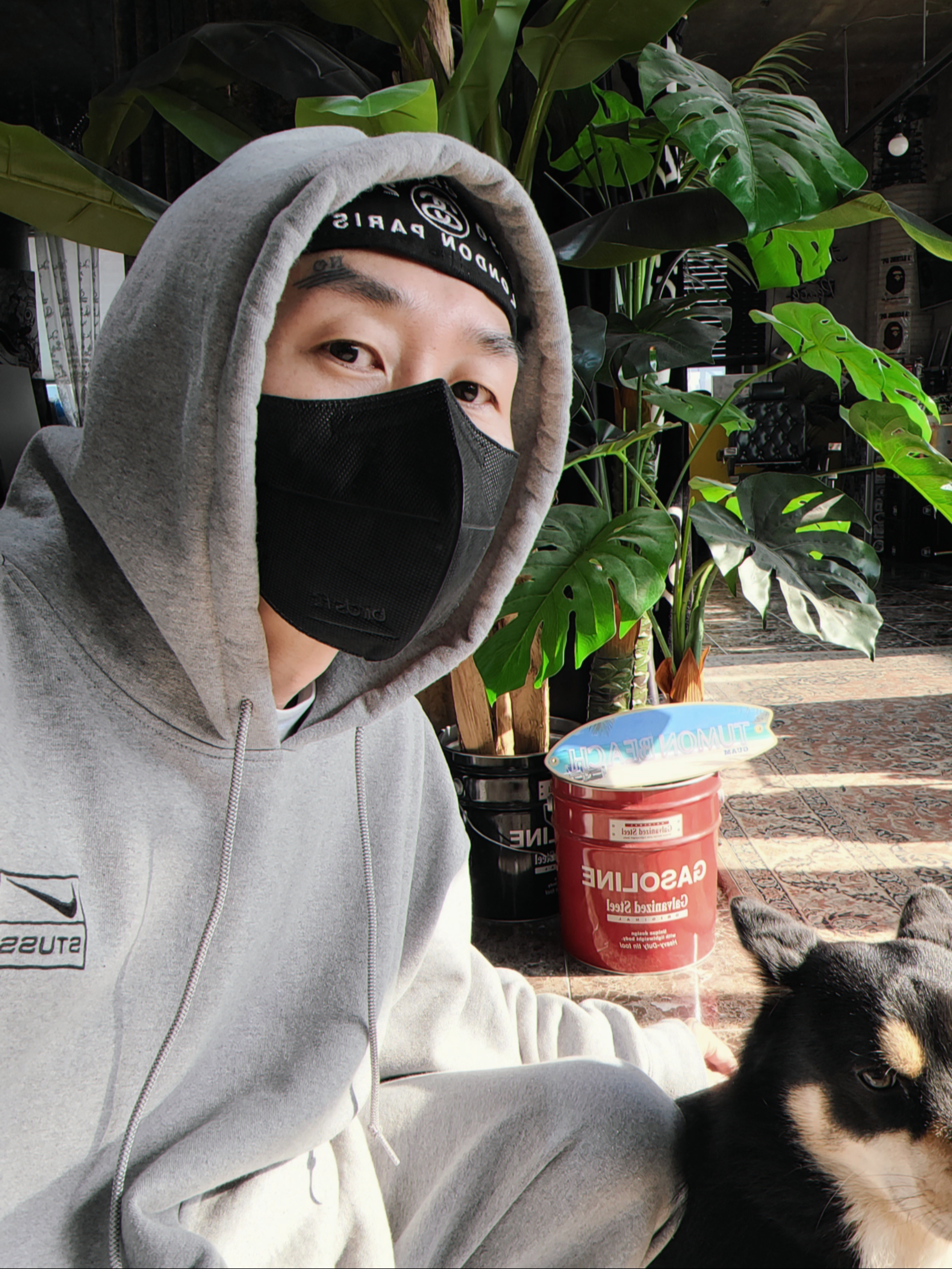 Nike x Stussy NRG RA Pullover Hoodie Dark Grey Heather (DJ9488-063), Nike x Stussy NRG RA Fleece Pants Dark Grey Heather (DJ9490-063) 착용 스타일