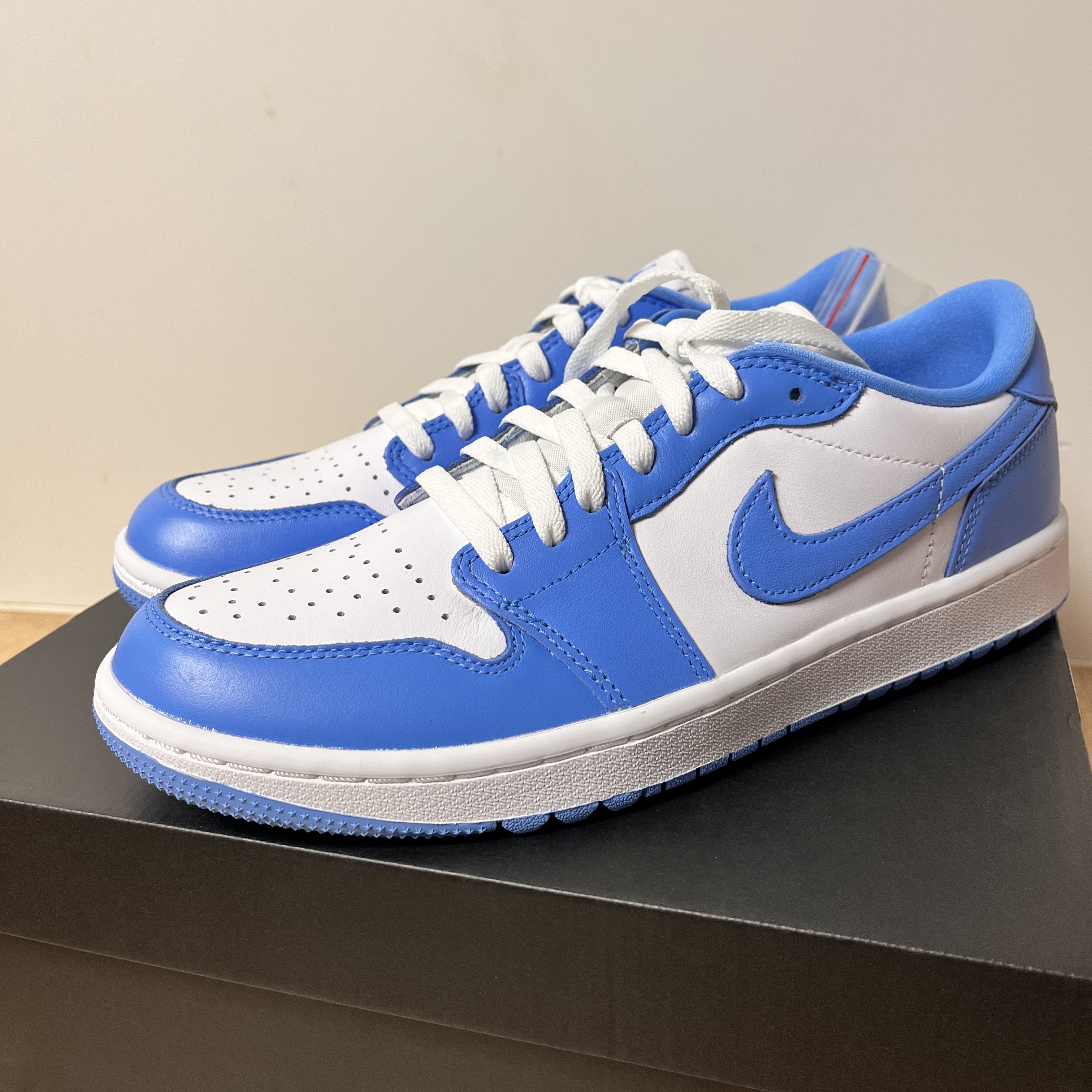 Jordan 1 Low Golf White and University Blue 착용 스타일 - 2