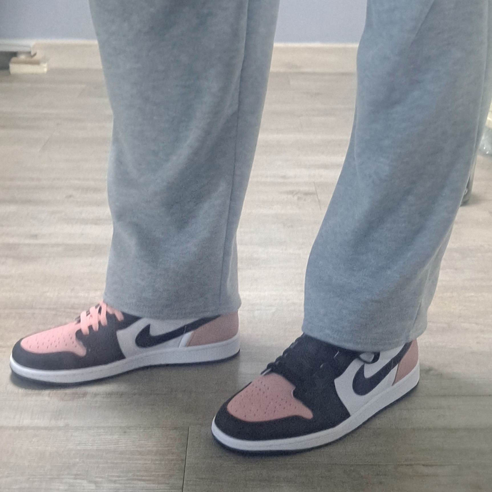 Jordan 1 Retro Low OG Bleached Coral 착용 스타일 - 2