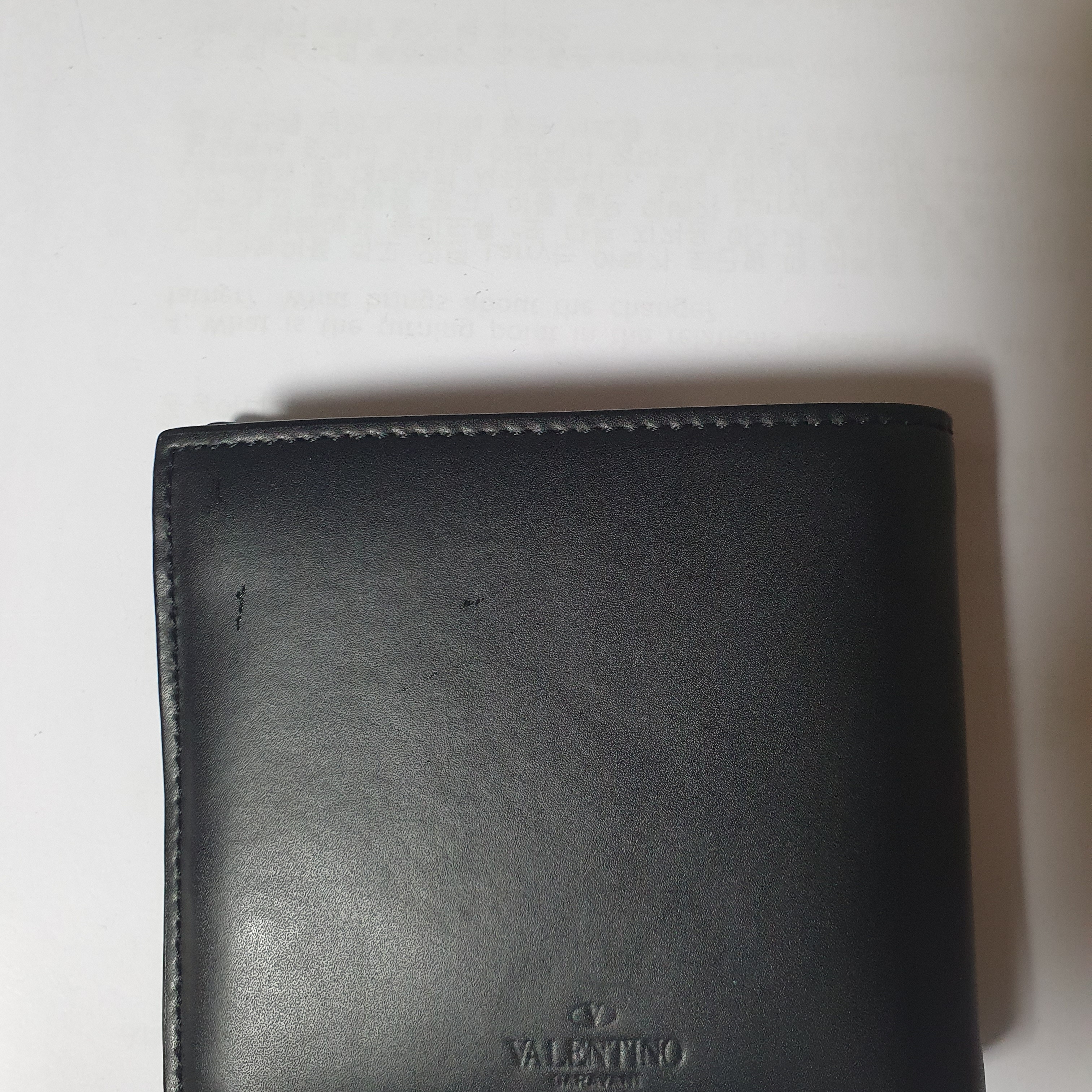 Valentino Logo Bi-Fold Wallet Black 착용 스타일