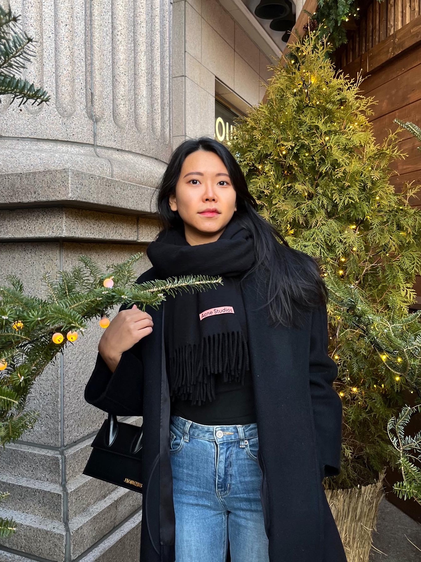 Jacquemus Le Chiquito Moyen Leather Handag Black, Acne Studios Canada New Oversized Muffler Black 착용 스타일 - 2