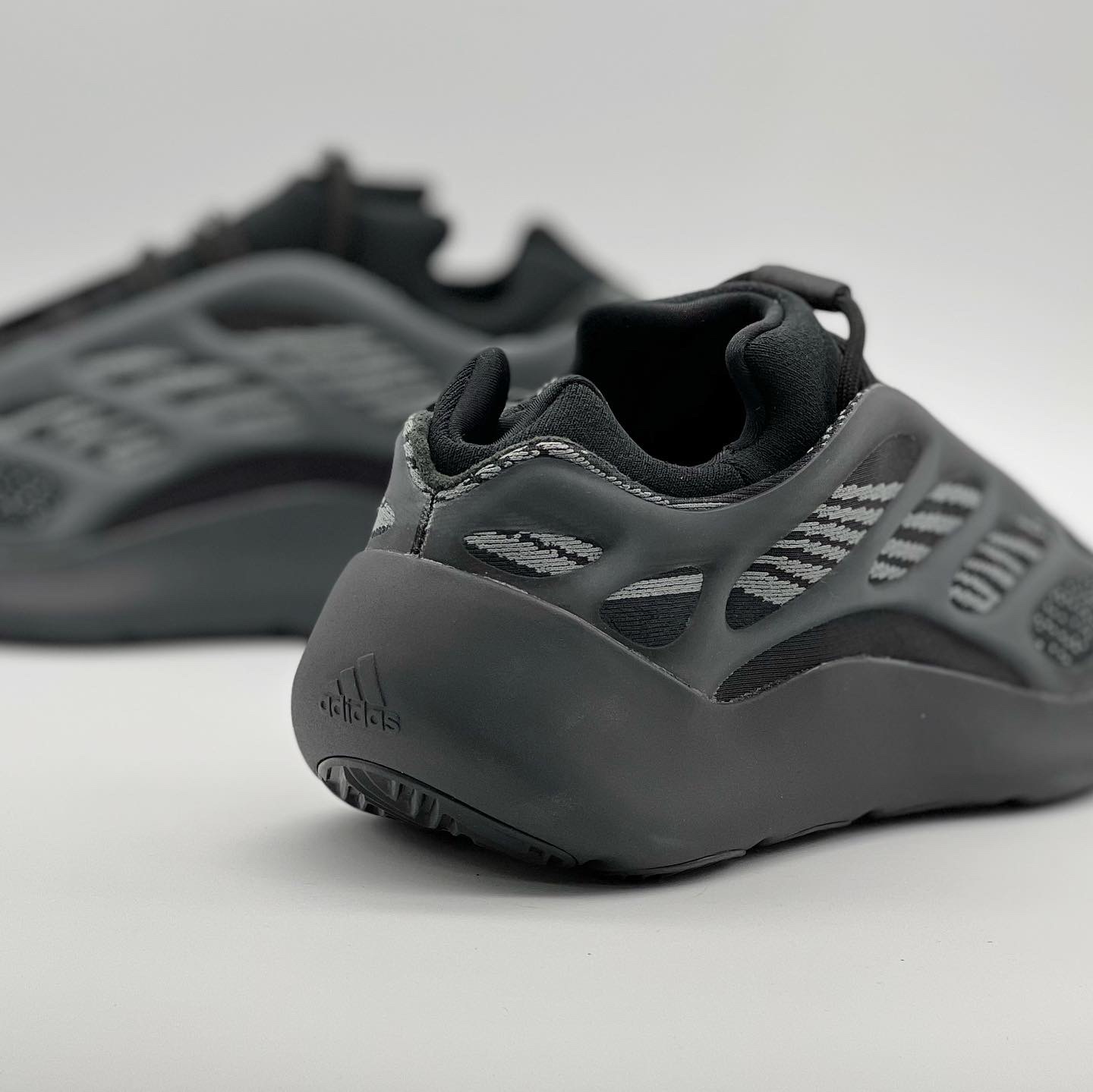 Adidas Yeezy 700 V3 Dark Glow 착용 스타일 - 3