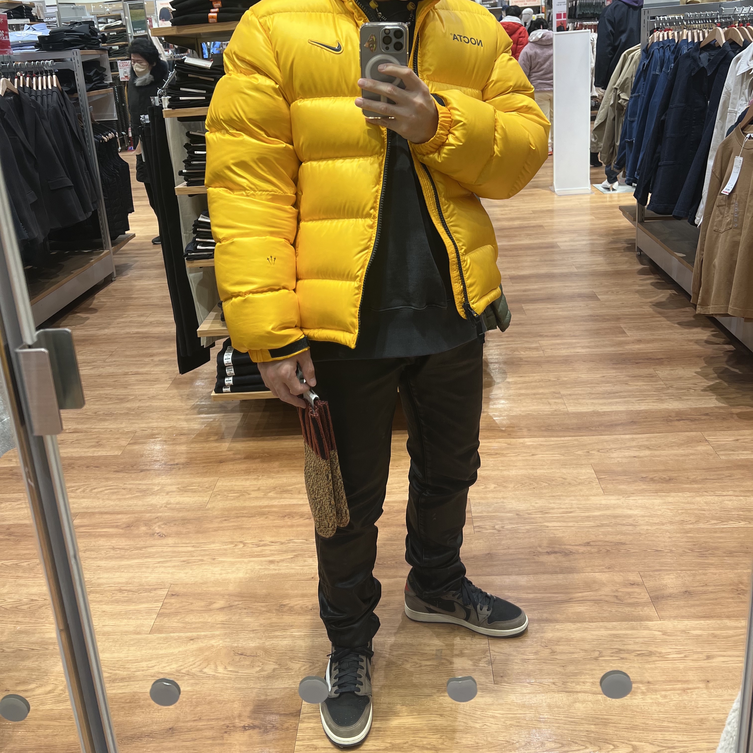 Nike x Drake Nocta Puffer Jacket University Gold - US/EU, Undermycar Black Mamba Slim Fit Red Stitch Wax Coating Jeans Rumba Red - 22FW 착용 스타일 - 2
