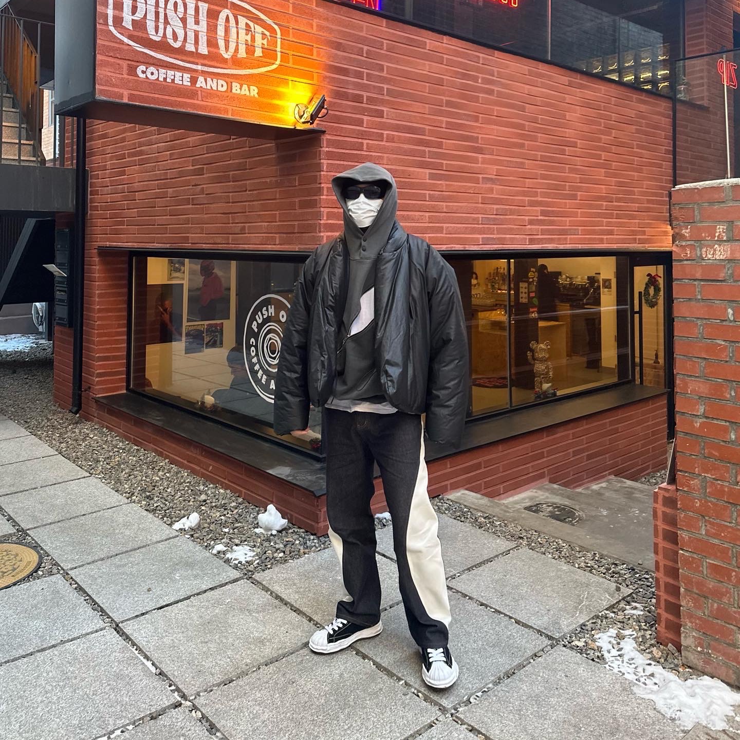 Maison Mihara Yasuhiro Blakey OG Sole Canvas Low-top Sneakers Black White, Yeezy Gap Round Jacket Black 착용 스타일 - 1