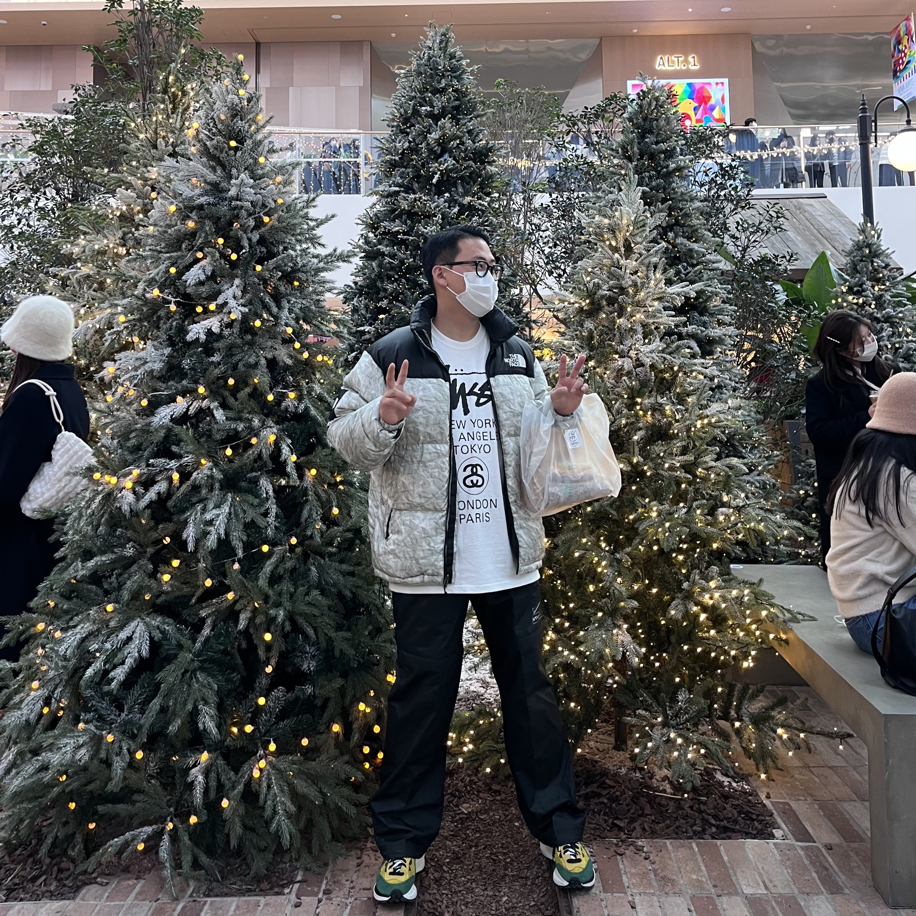 Supreme x The North Face Paper Print Nuptse Jacket - 19FW, Stussy World Tour LS T-Shirt White 착용 스타일 - 1