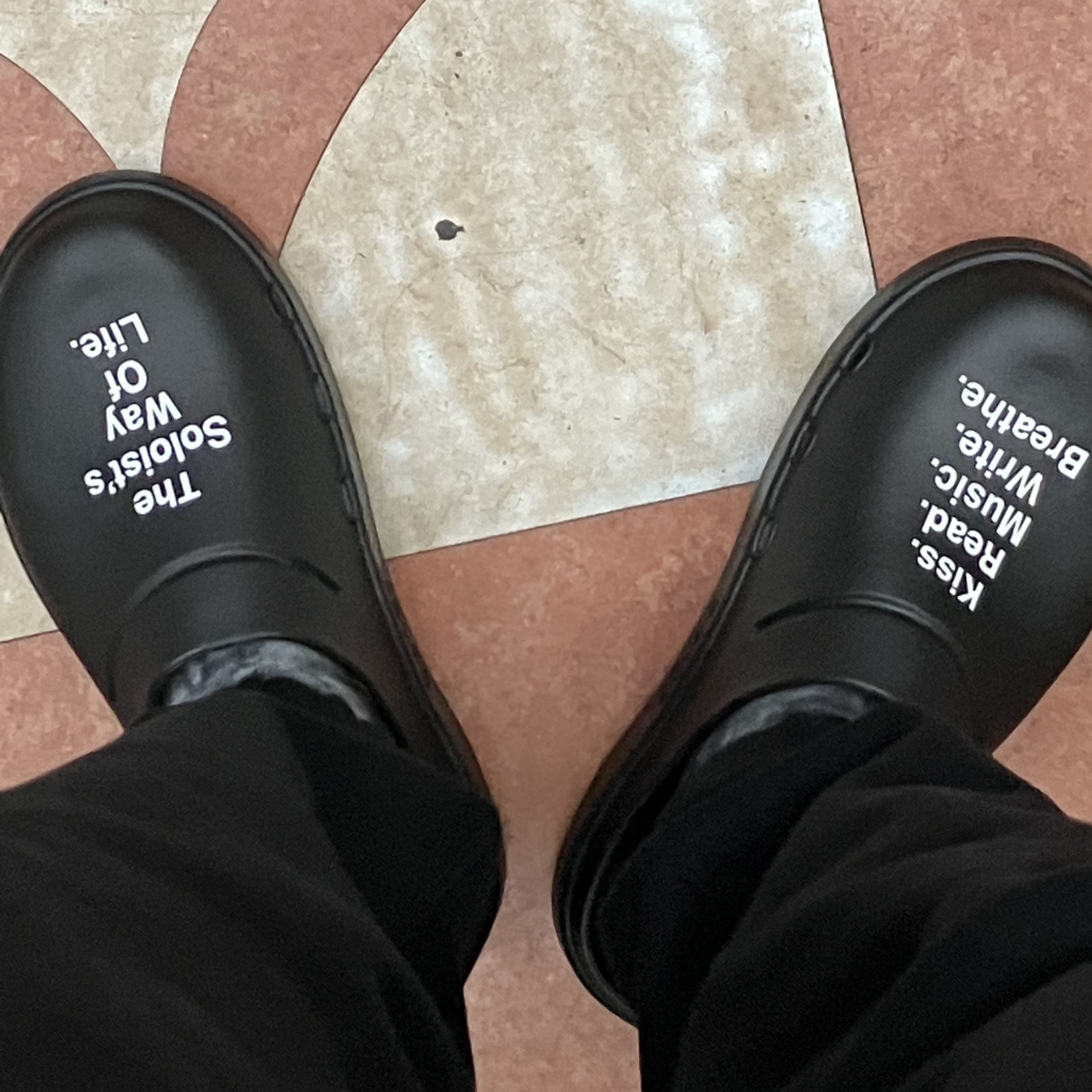 Oofos x Takahiromiyashita The Soloist The Soloist's Way Of Life Clog Black White 착용 스타일