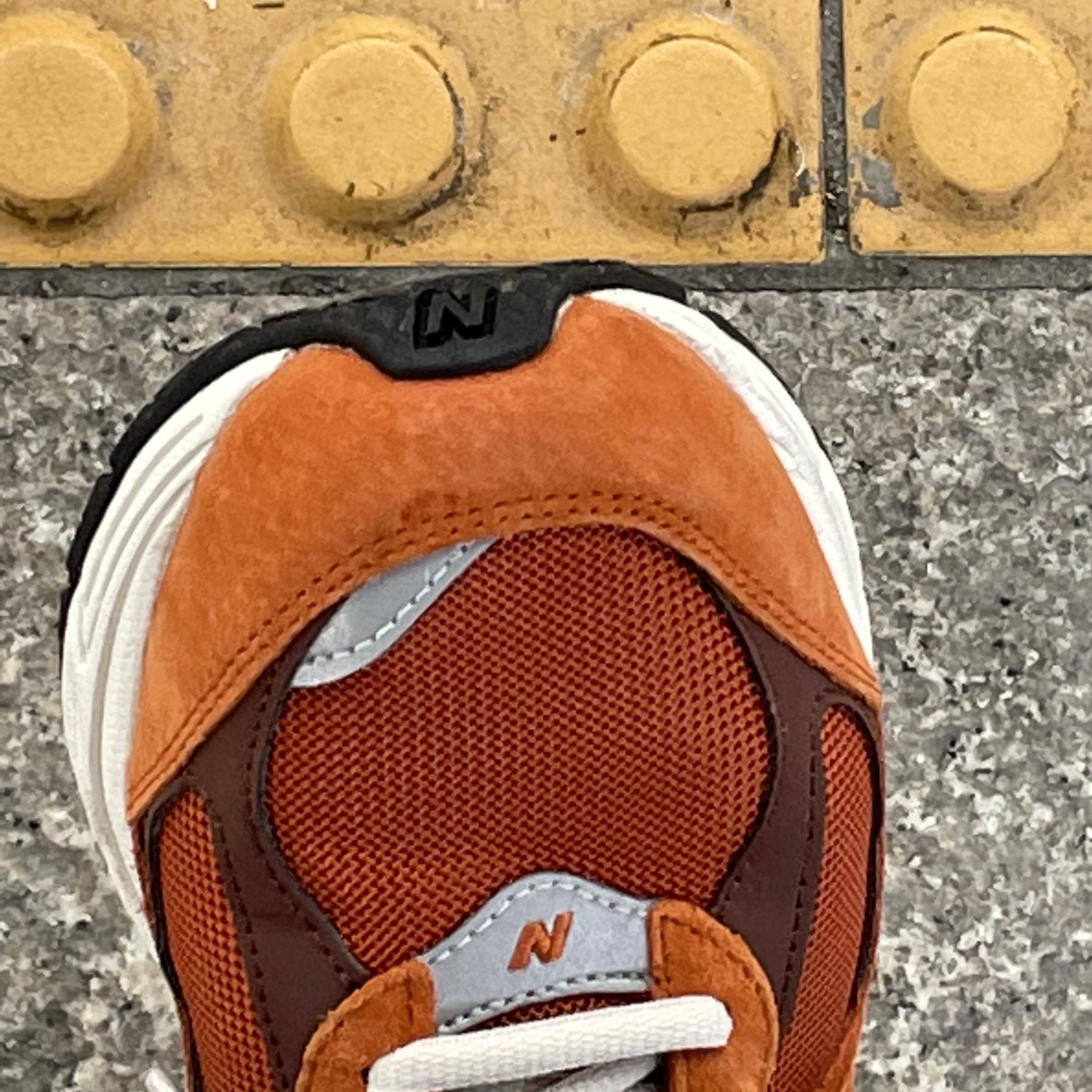 New Balance 2002R Rust Oxide 착용 스타일 - 2
