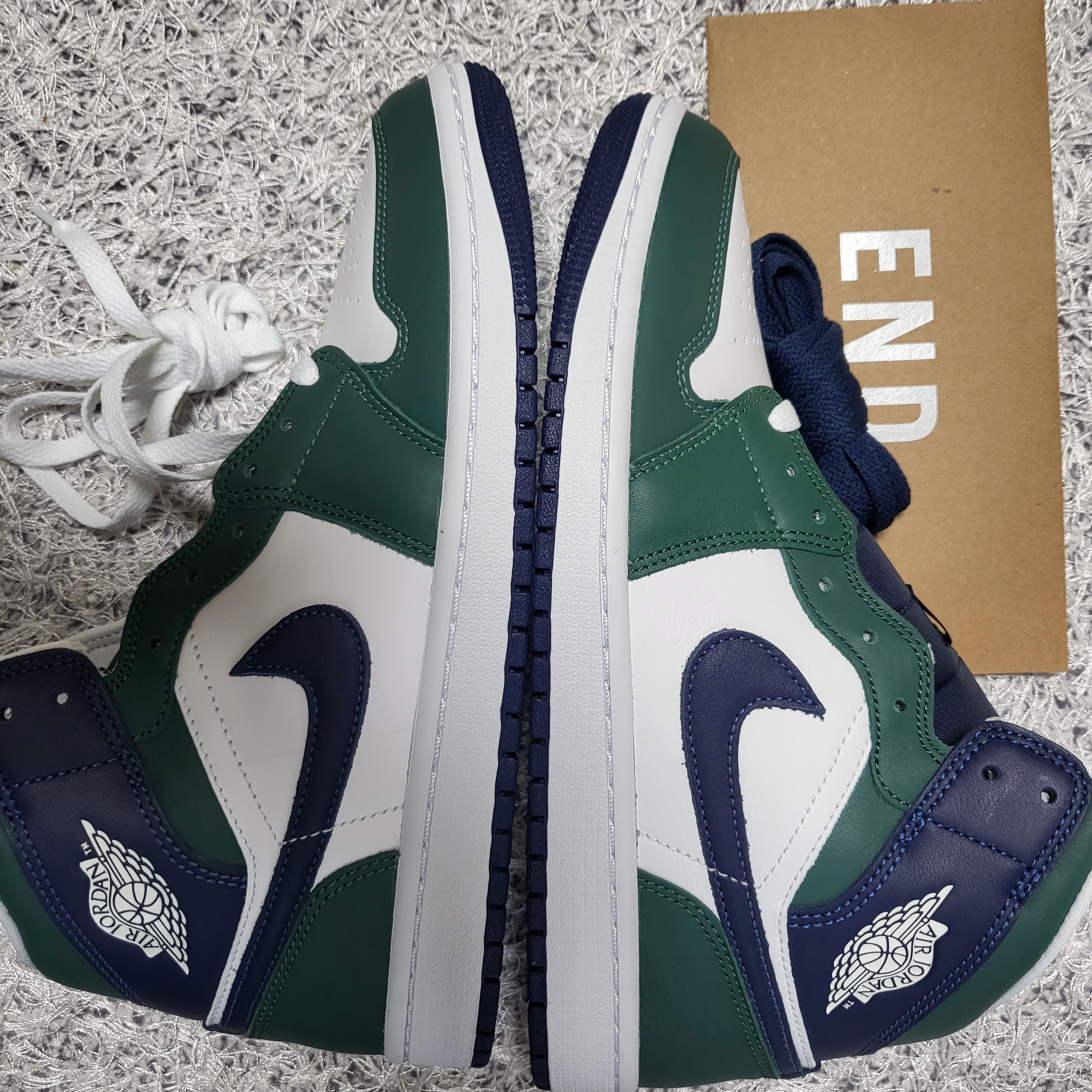 (W) Jordan 1 Mid SE Noble Green 착용 스타일 - 4