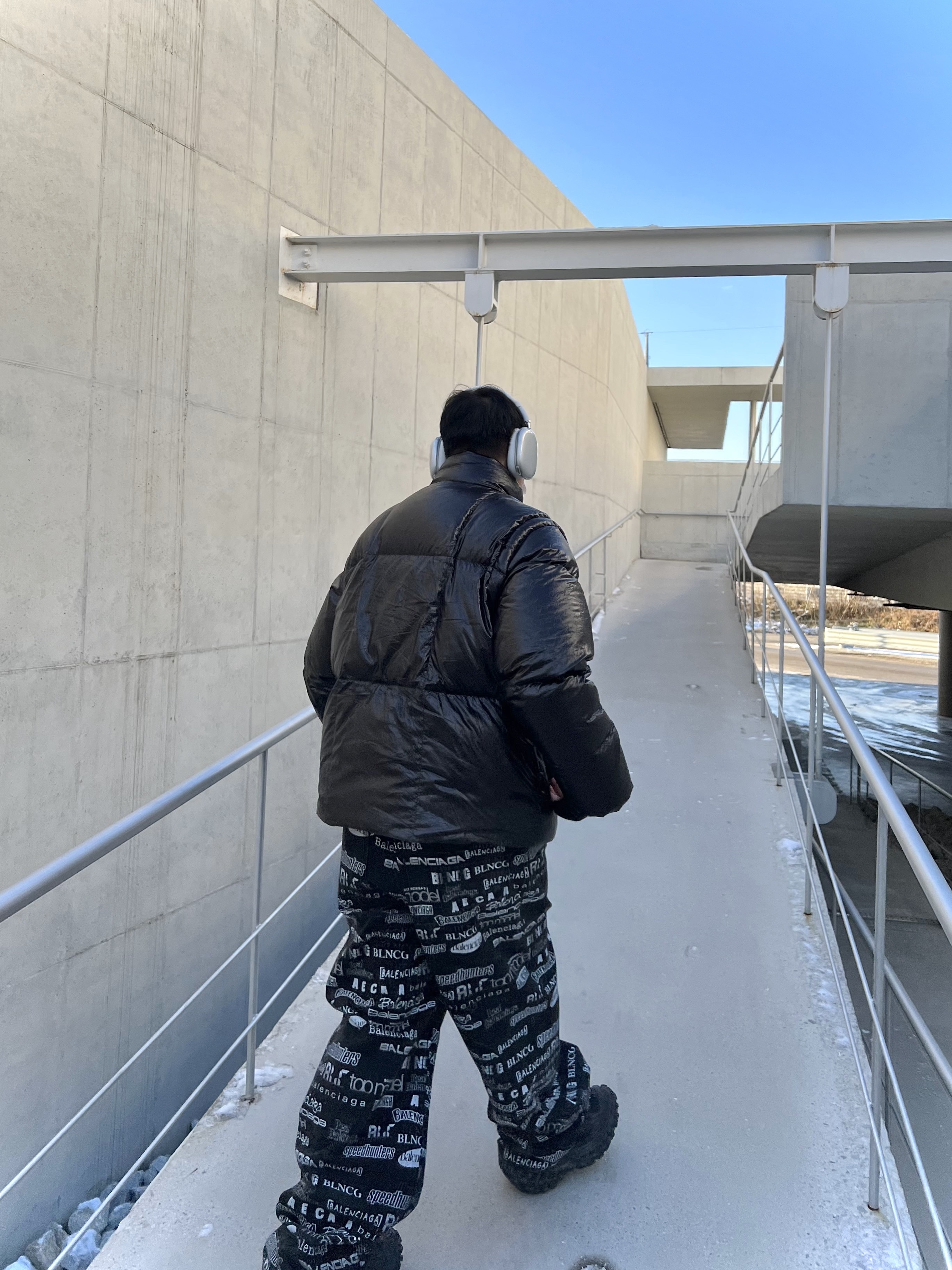 Apple AirPods Max Lightning Silver (Korean Ver.), Balenciaga Defender Sneakers Black 착용 스타일 - 3