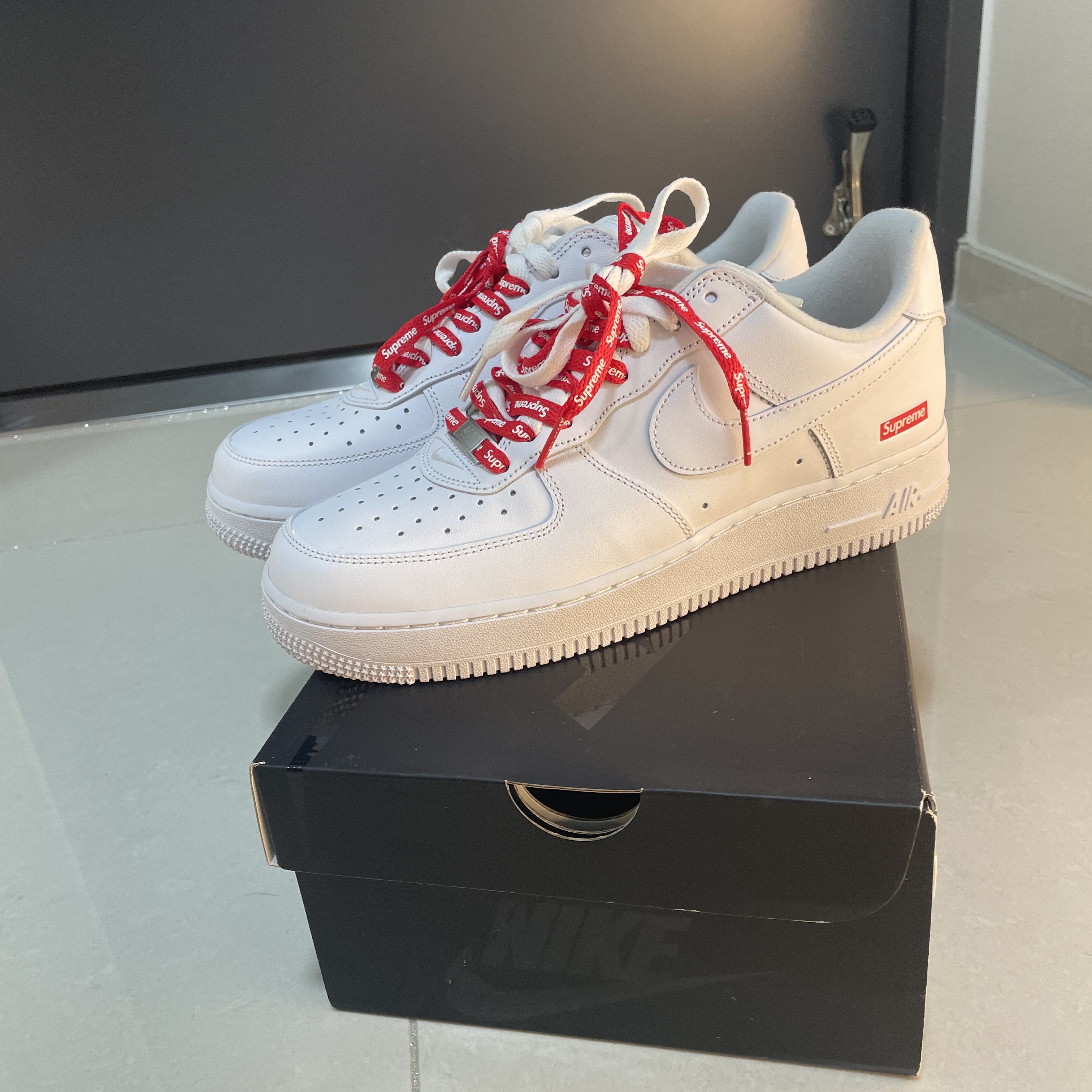Nike x Supreme Air Force 1 Low White 착용 스타일 - 1