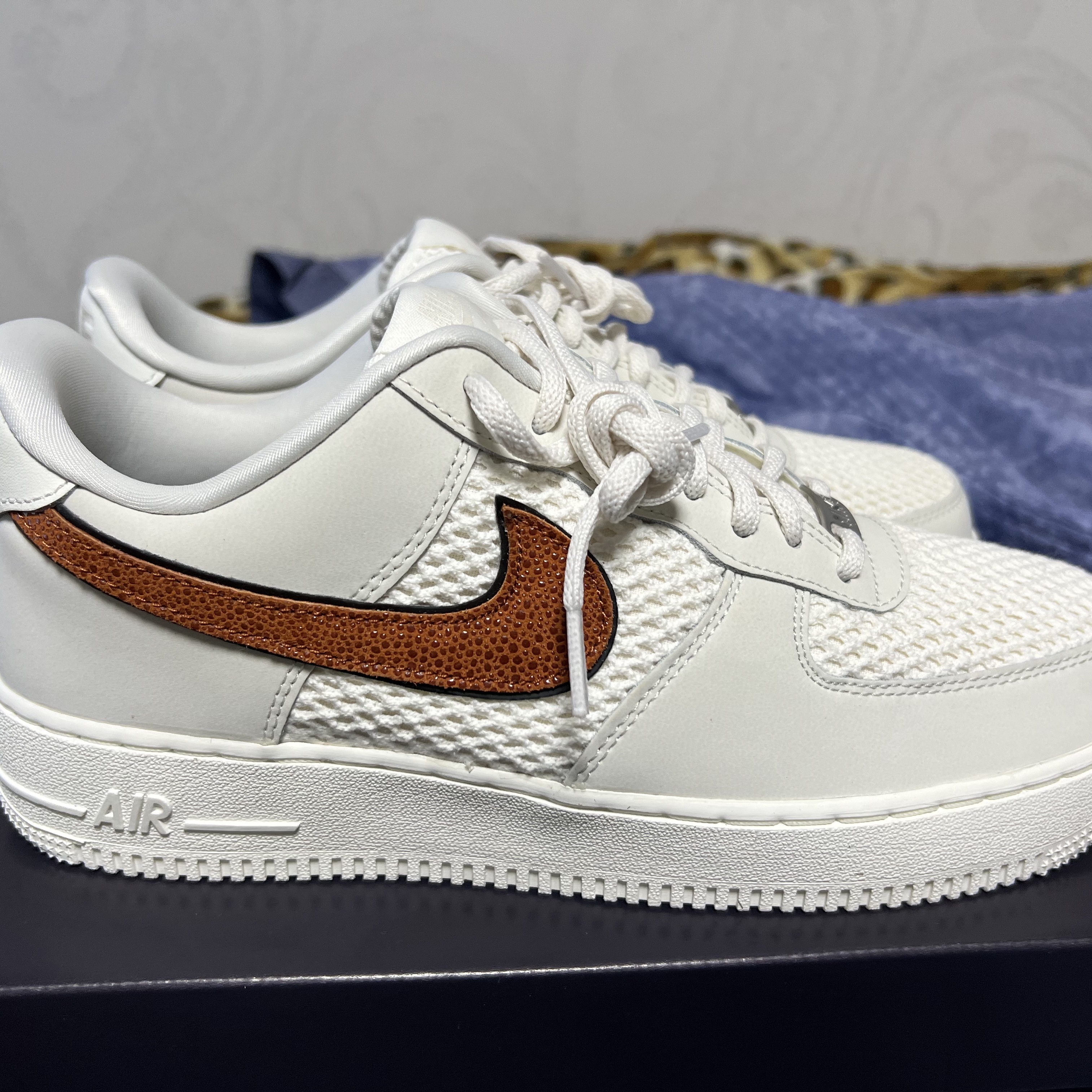 (W) Nike Air Force 1 '07 Sail Dark Russet 착용 스타일 - 2