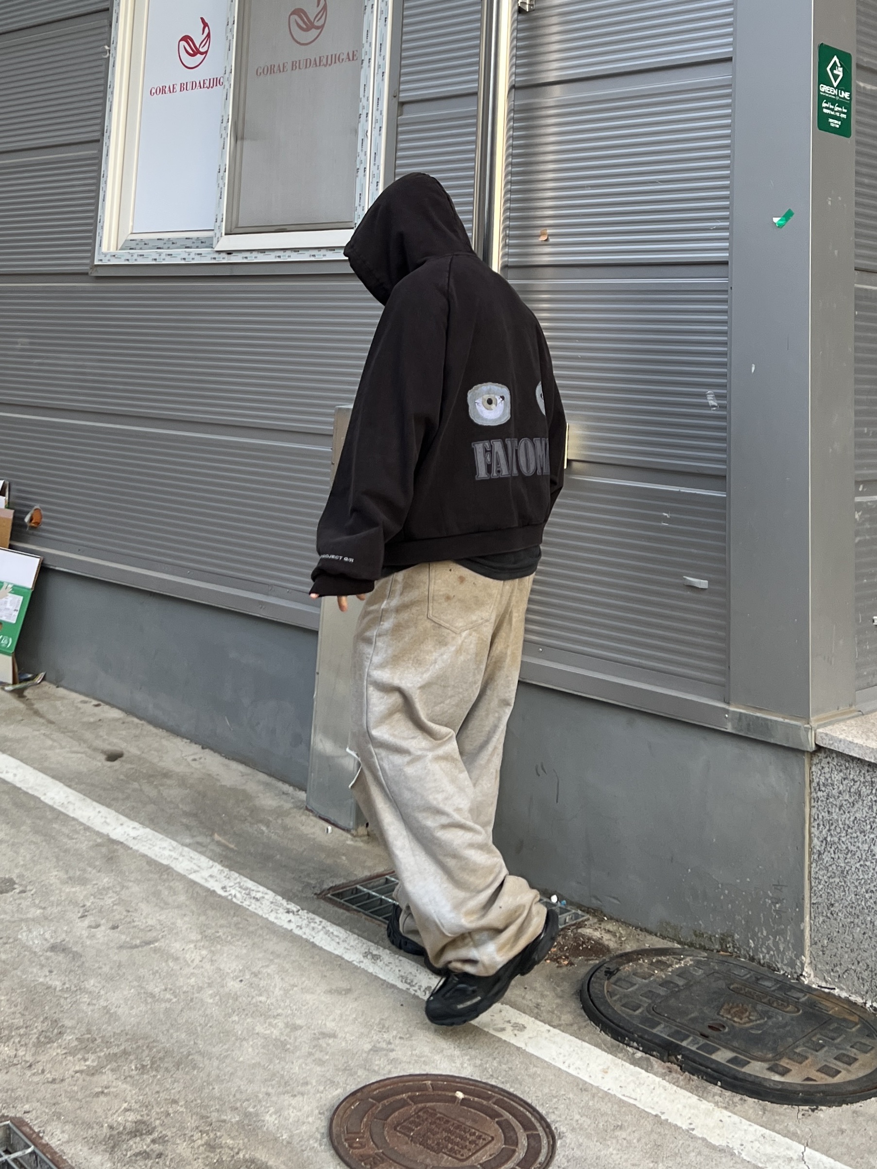 Balenciaga Track Sneakers Triple Black, Project G/R 5Pocket Dirty Effect Sweatpants Faded Rust Grey 착용 스타일 - 3