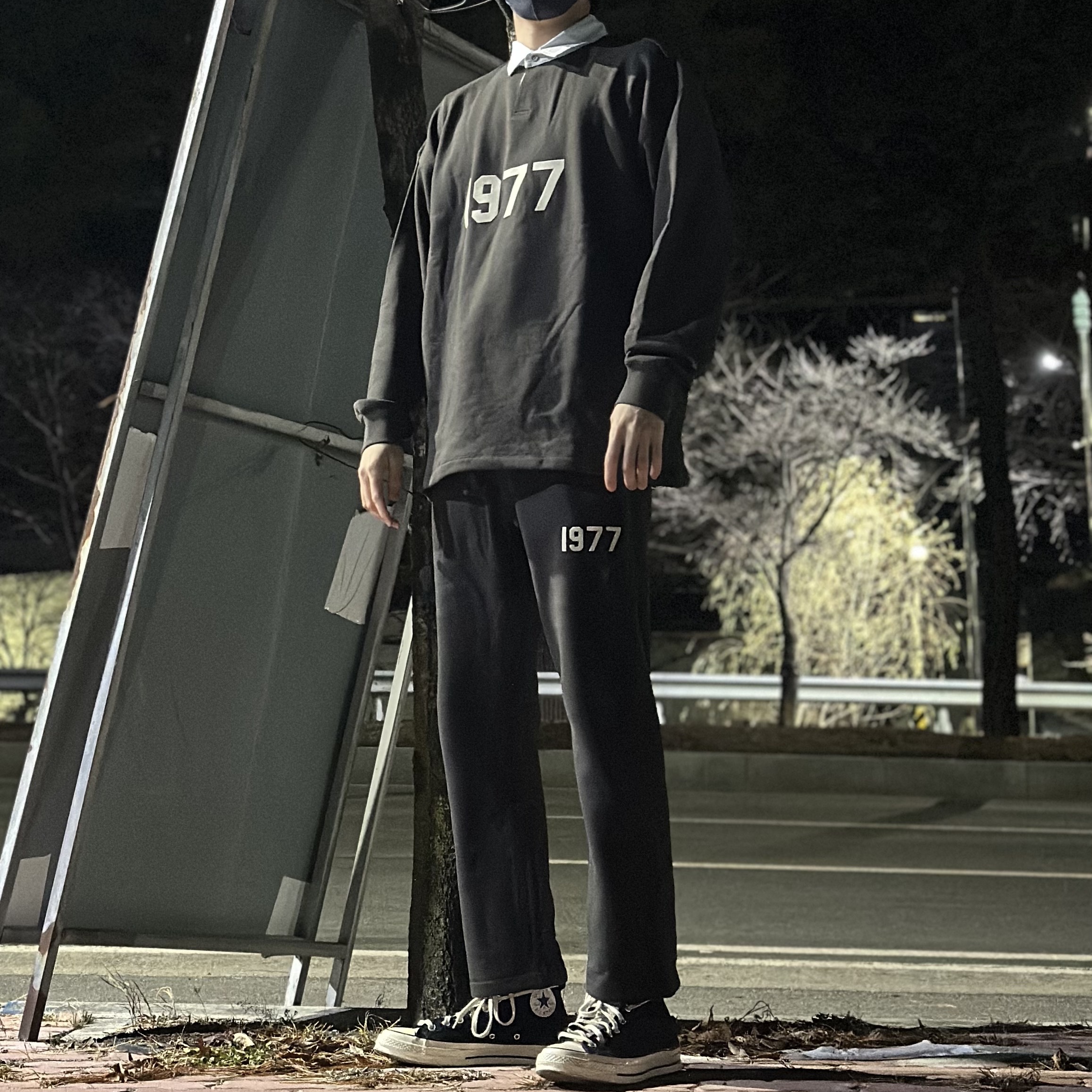 Essentials 1977 Relaxed Sweatpants Iron - 22SS, Essentials 1977 Rugby Long Sleeve Polo Iron - 22SS 착용 스타일