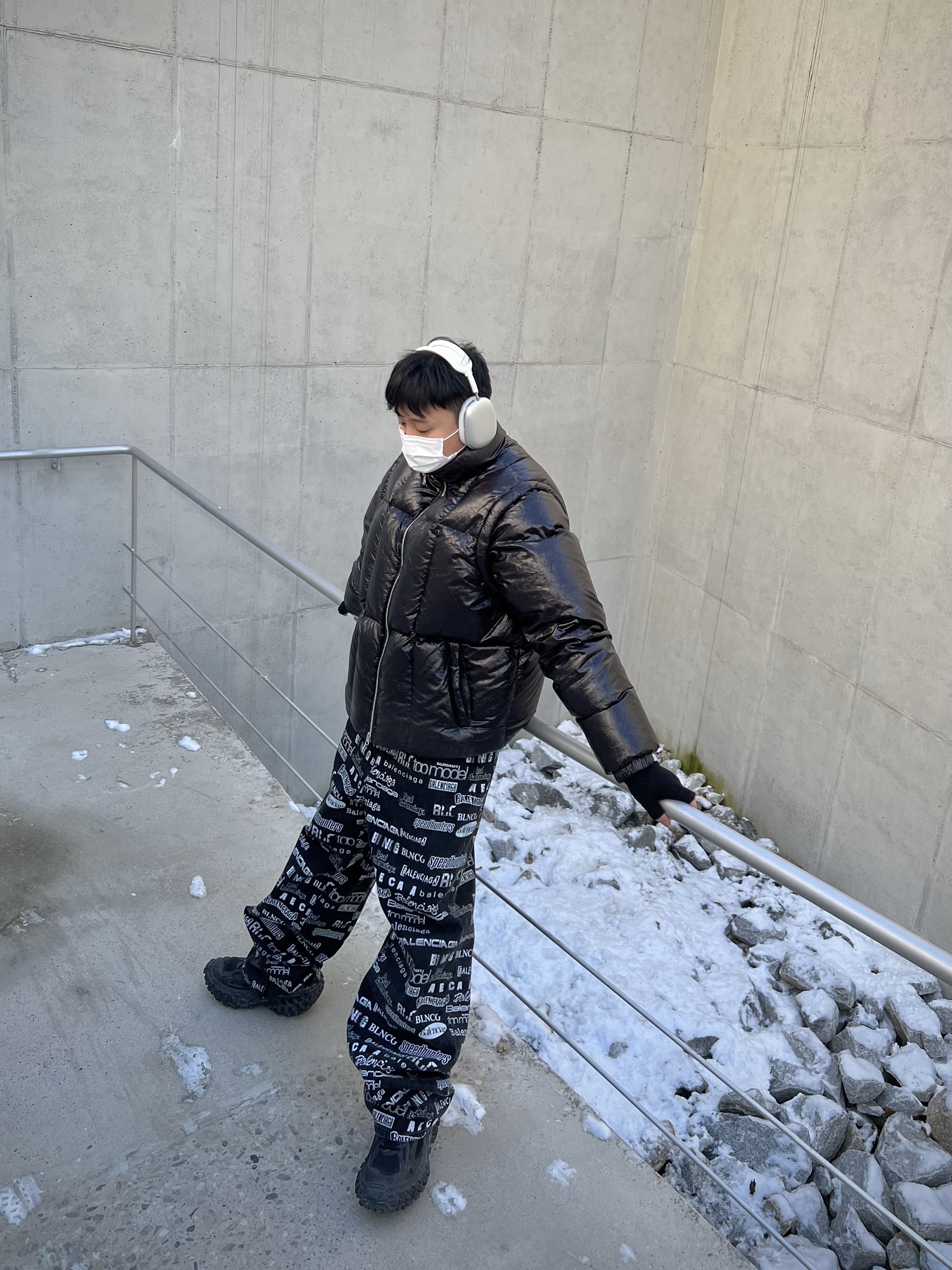 Apple AirPods Max Lightning Silver (Korean Ver.), Balenciaga Defender Sneakers Black 착용 스타일 - 1
