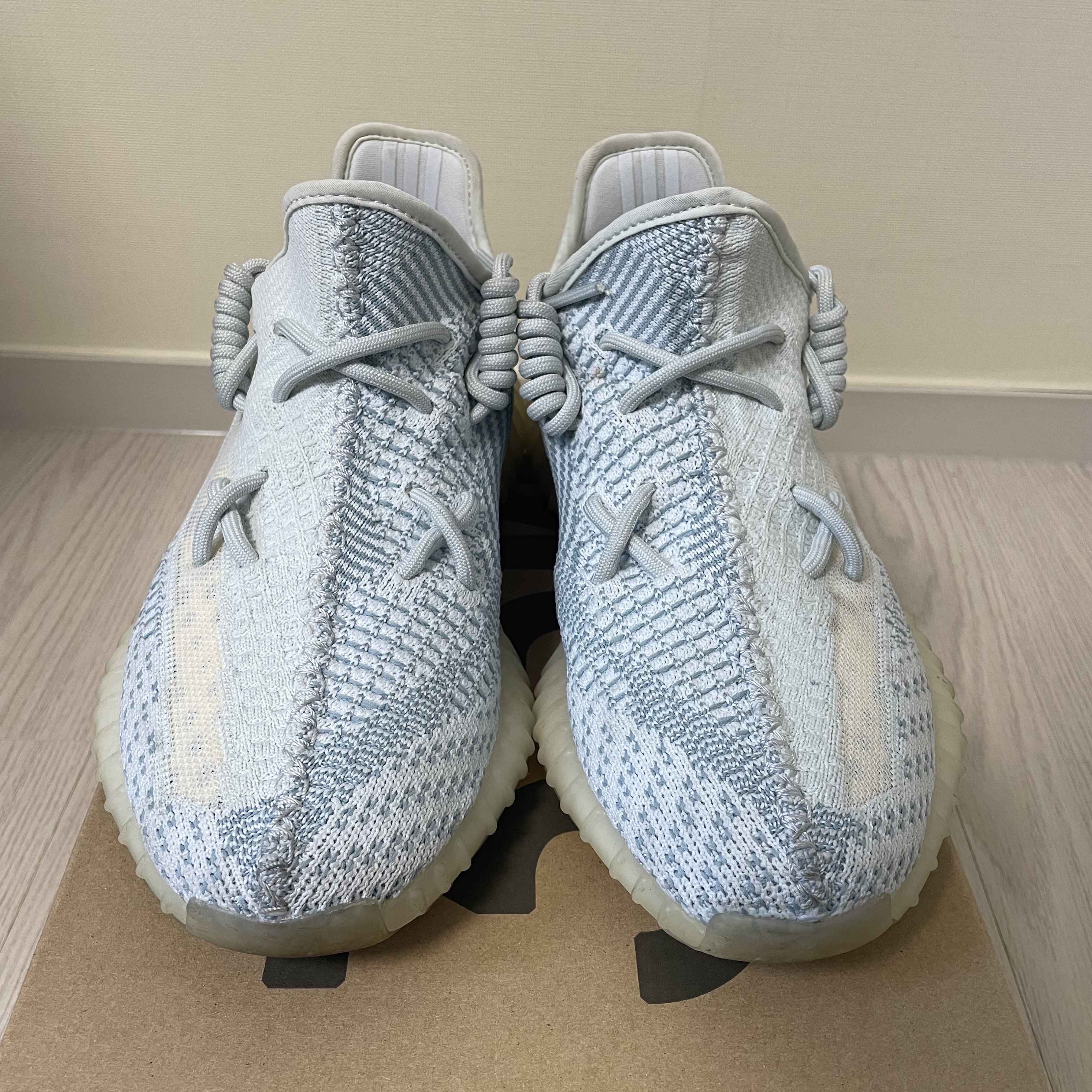 Adidas Yeezy Boost 350 V2 Cloud White - Non-Reflective 착용 스타일