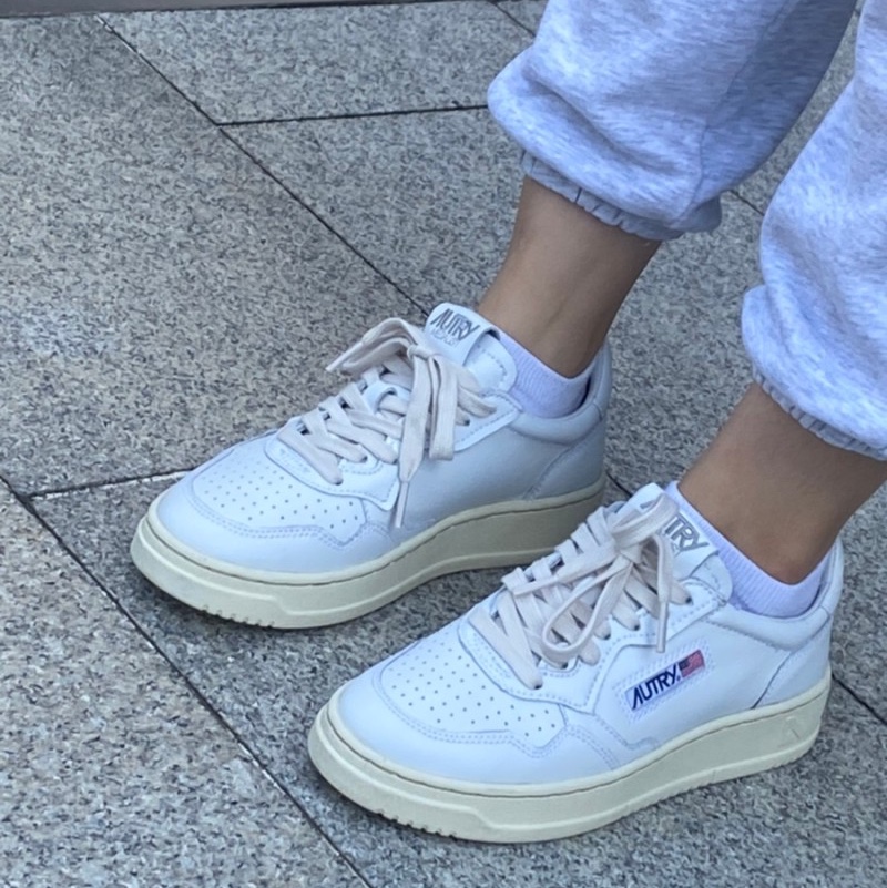 Autry Medalist Low Leather Sneakers White 착용 스타일
