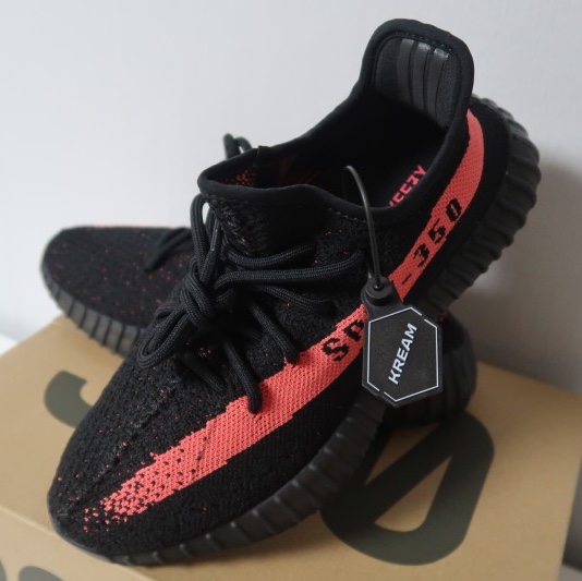 Adidas Yeezy Boost 350 V2 Core Black Red 2022/2023 착용 스타일 - 3