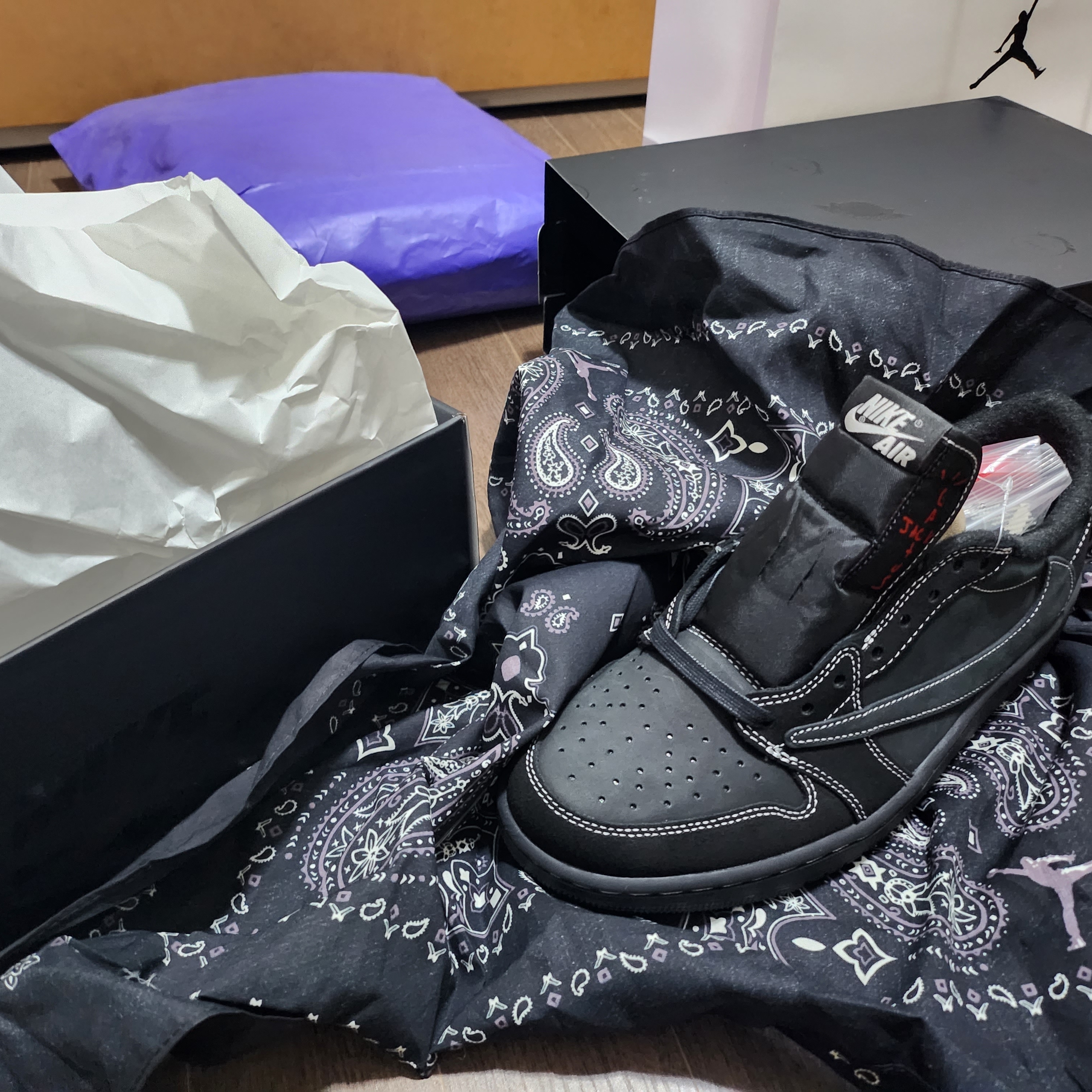 Jordan 1 x Travis Scott Retro Low OG SP Black Phantom 착용 스타일