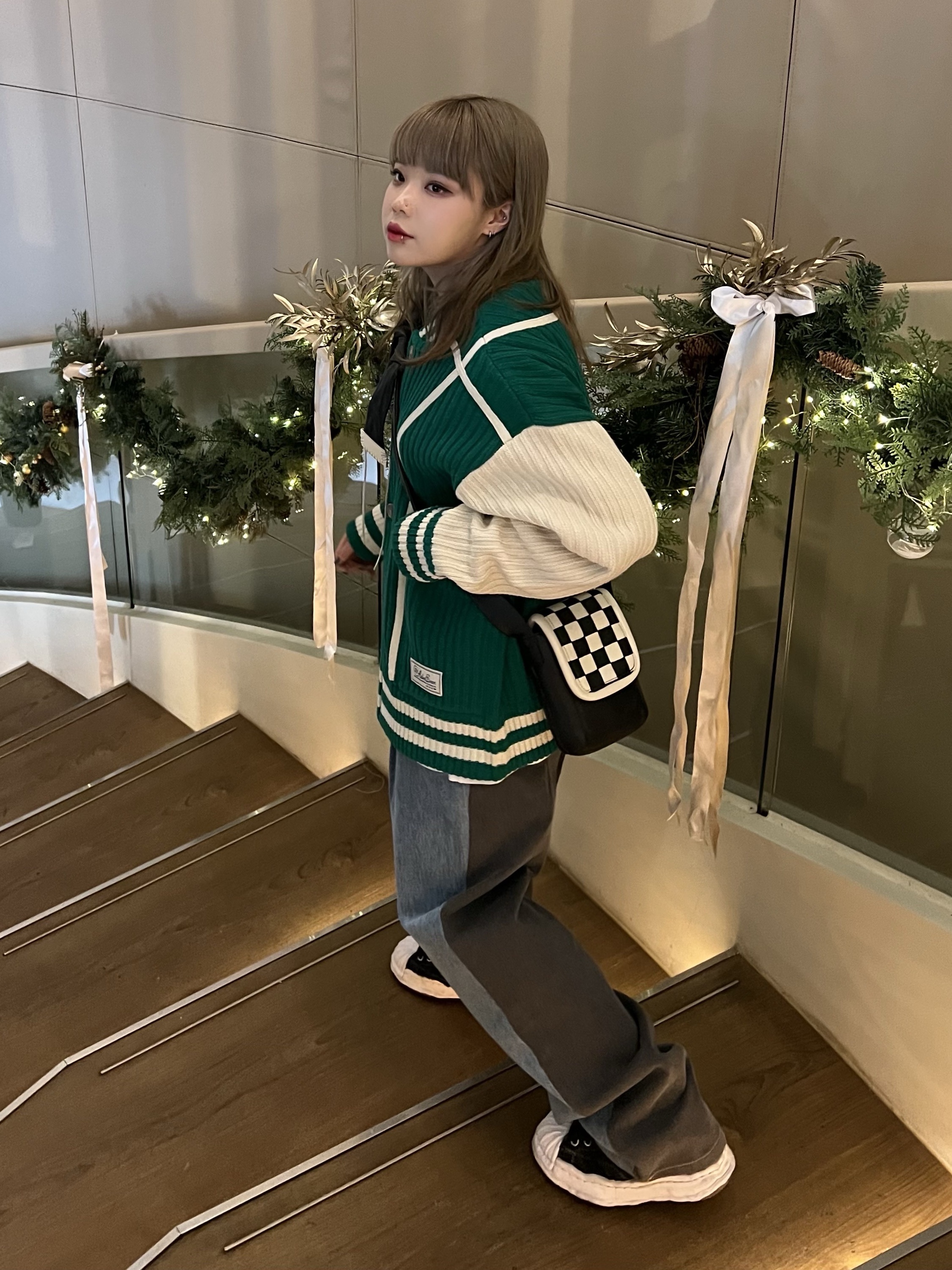 Ader Error Tomb Cardigan Green, Maison Mihara Yasuhiro Blakey OG Sole Broken Suede Low-top Sneakers Black 착용 스타일 - 2