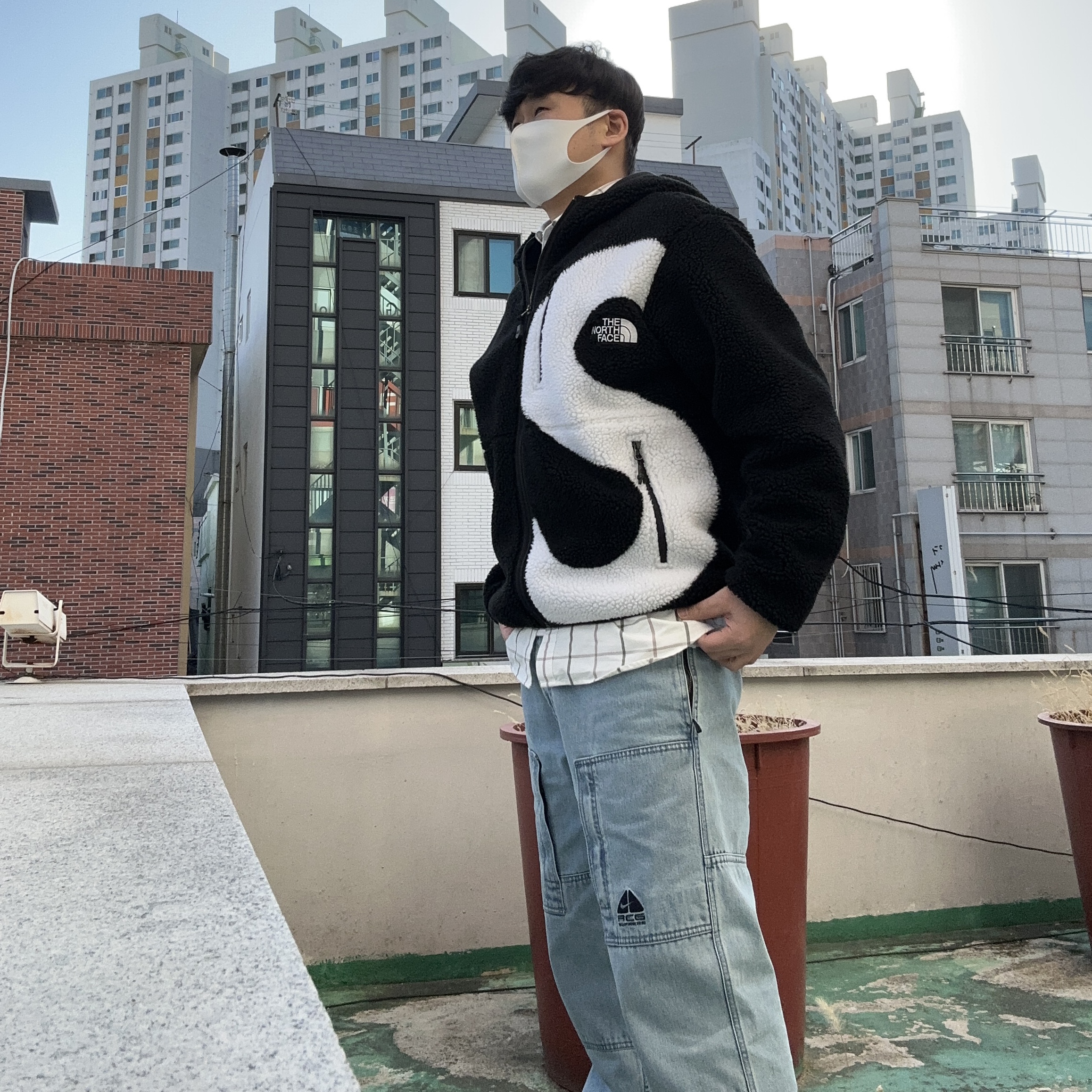 Supreme x The North Face S Logo Hooded Fleece Jacket Black - 20FW, Supreme x Nike ACG Belted Denim Pants Washed Blue - 22FW 착용 스타일