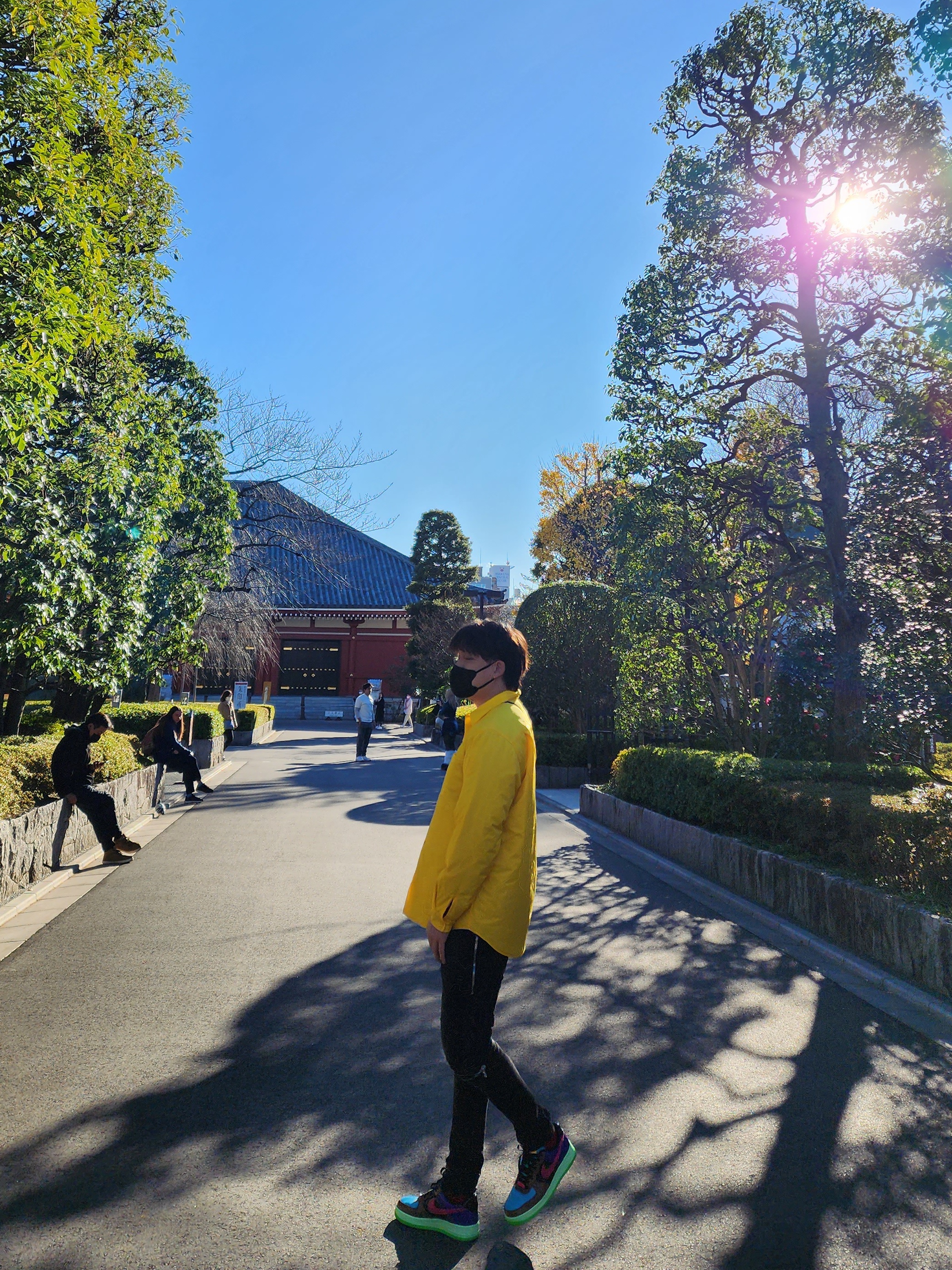 Supreme Nylon Filled Shirt Yellow - 22FW, Balenciaga Small Explorer Pouch Messenger Bag Black 착용 스타일 - 2