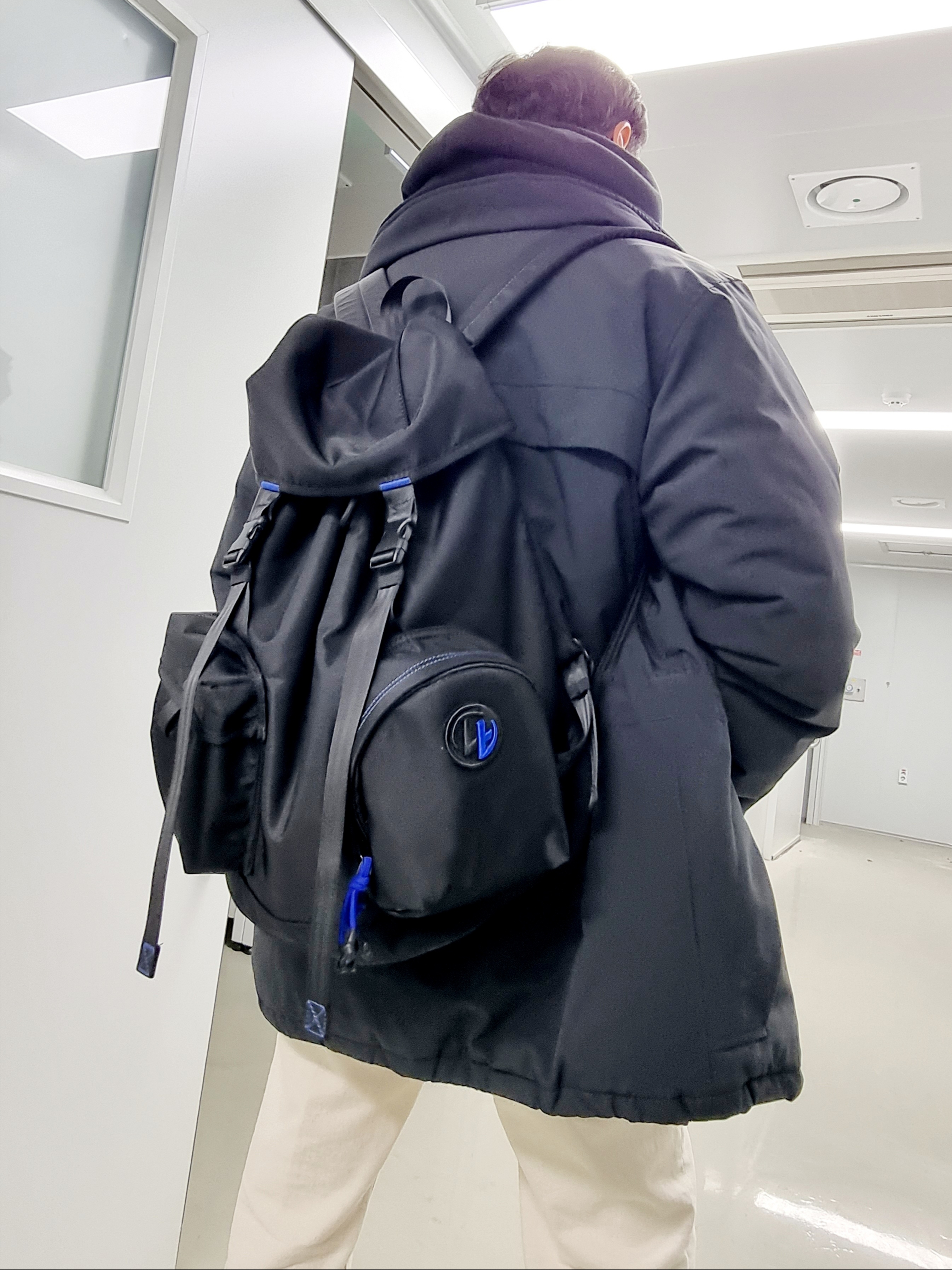 New Balance 2002R Gray, Ader Error x Zara Backpack Black 착용 스타일 - 4