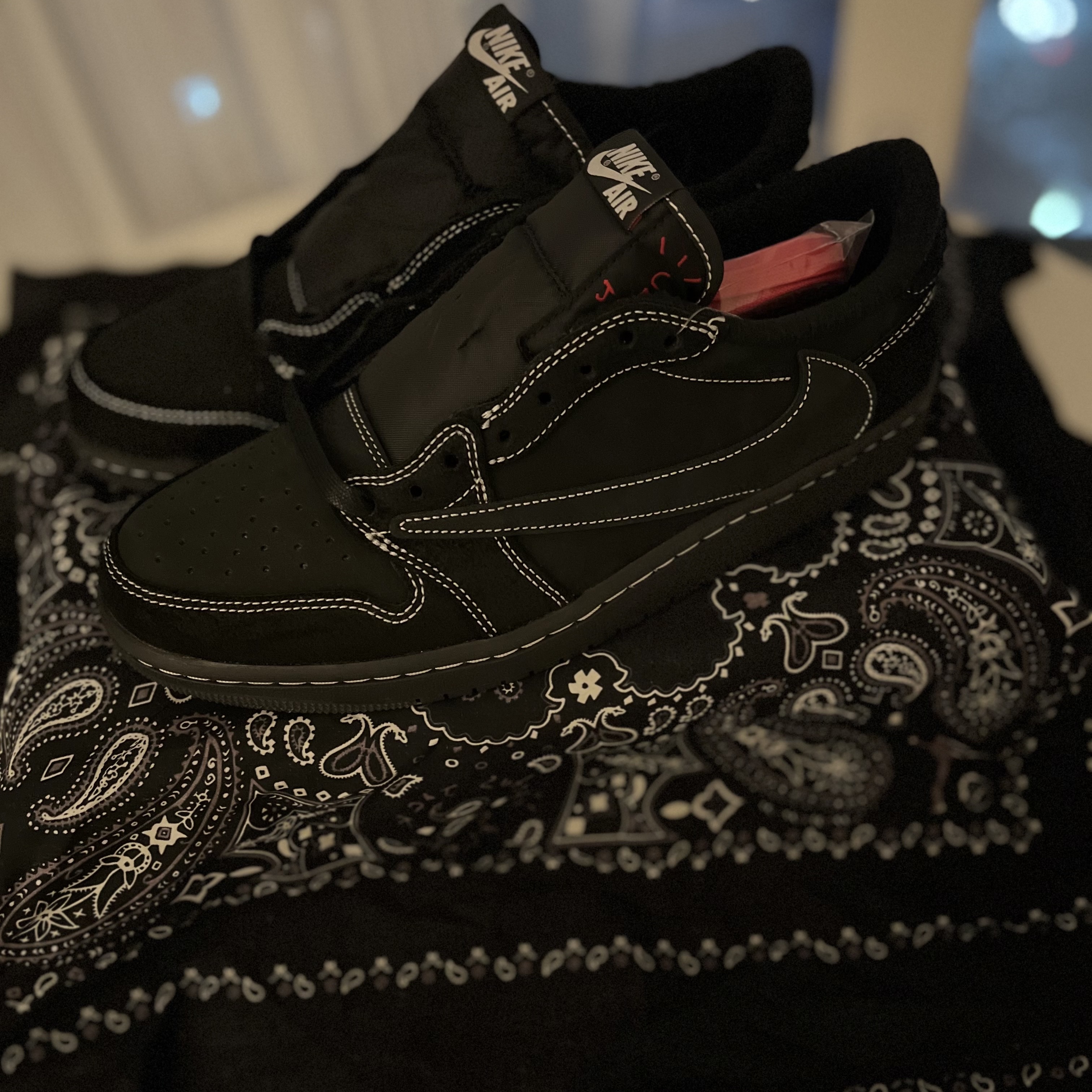 Jordan 1 x Travis Scott Retro Low OG SP Black Phantom 착용 스타일 - 2