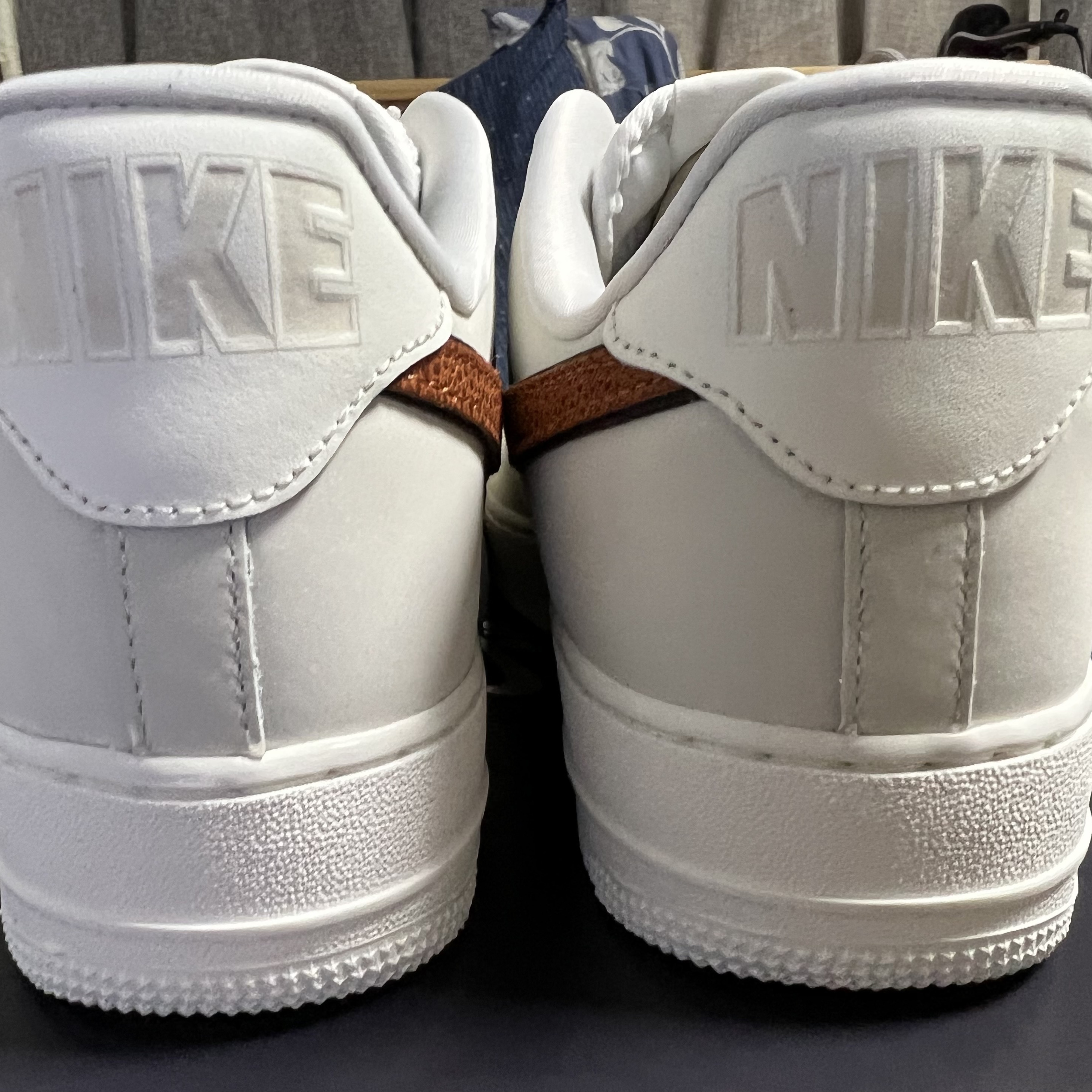(W) Nike Air Force 1 '07 Sail Dark Russet 착용 스타일 - 3