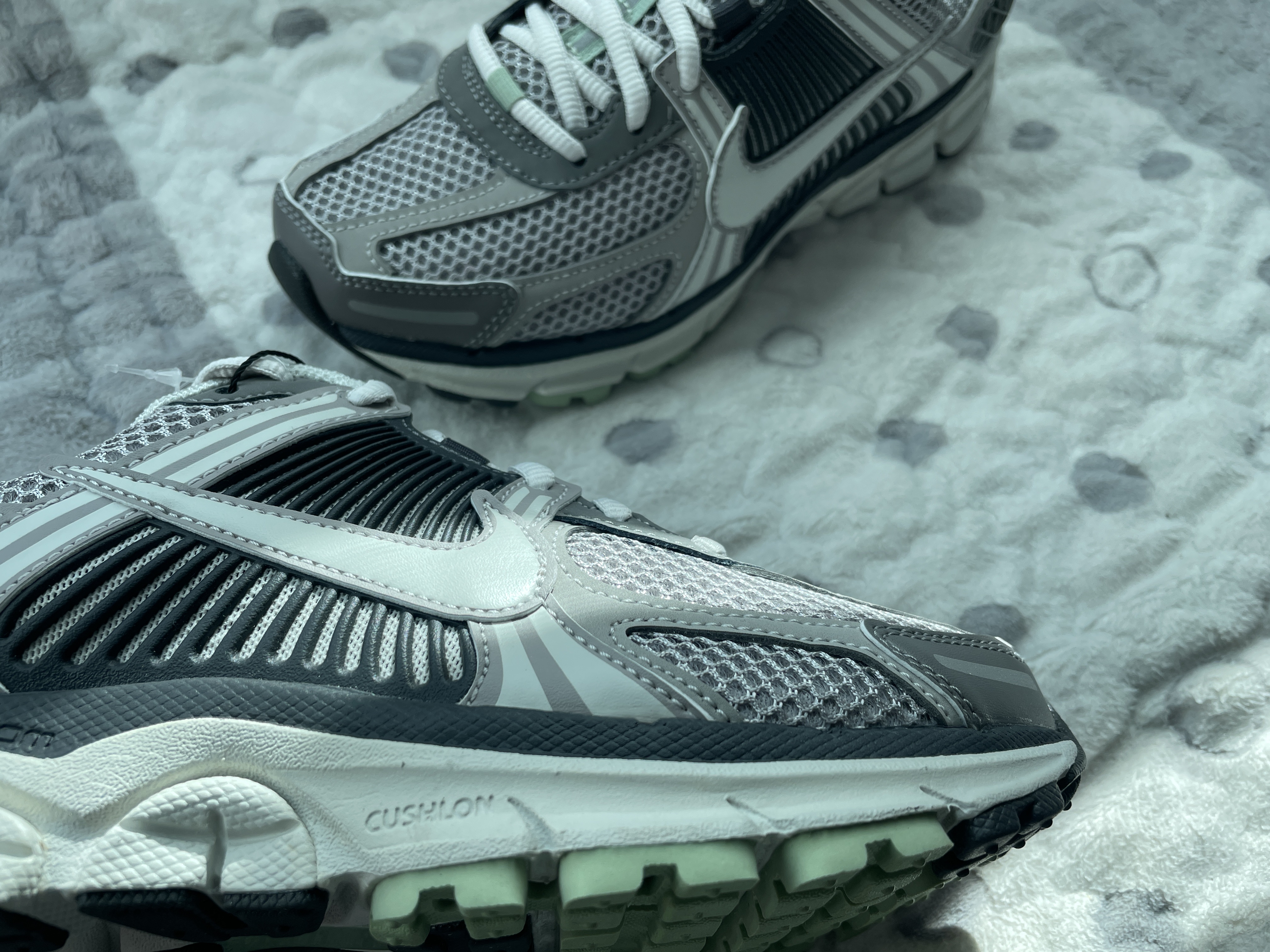 (W) Nike Zoom Vomero 5 Cobblestone and Flat Pewter 착용 스타일