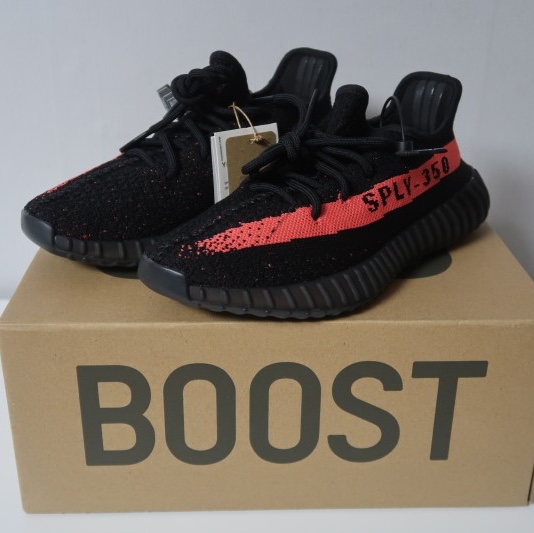 Adidas Yeezy Boost 350 V2 Core Black Red 2022/2023 착용 스타일 - 2