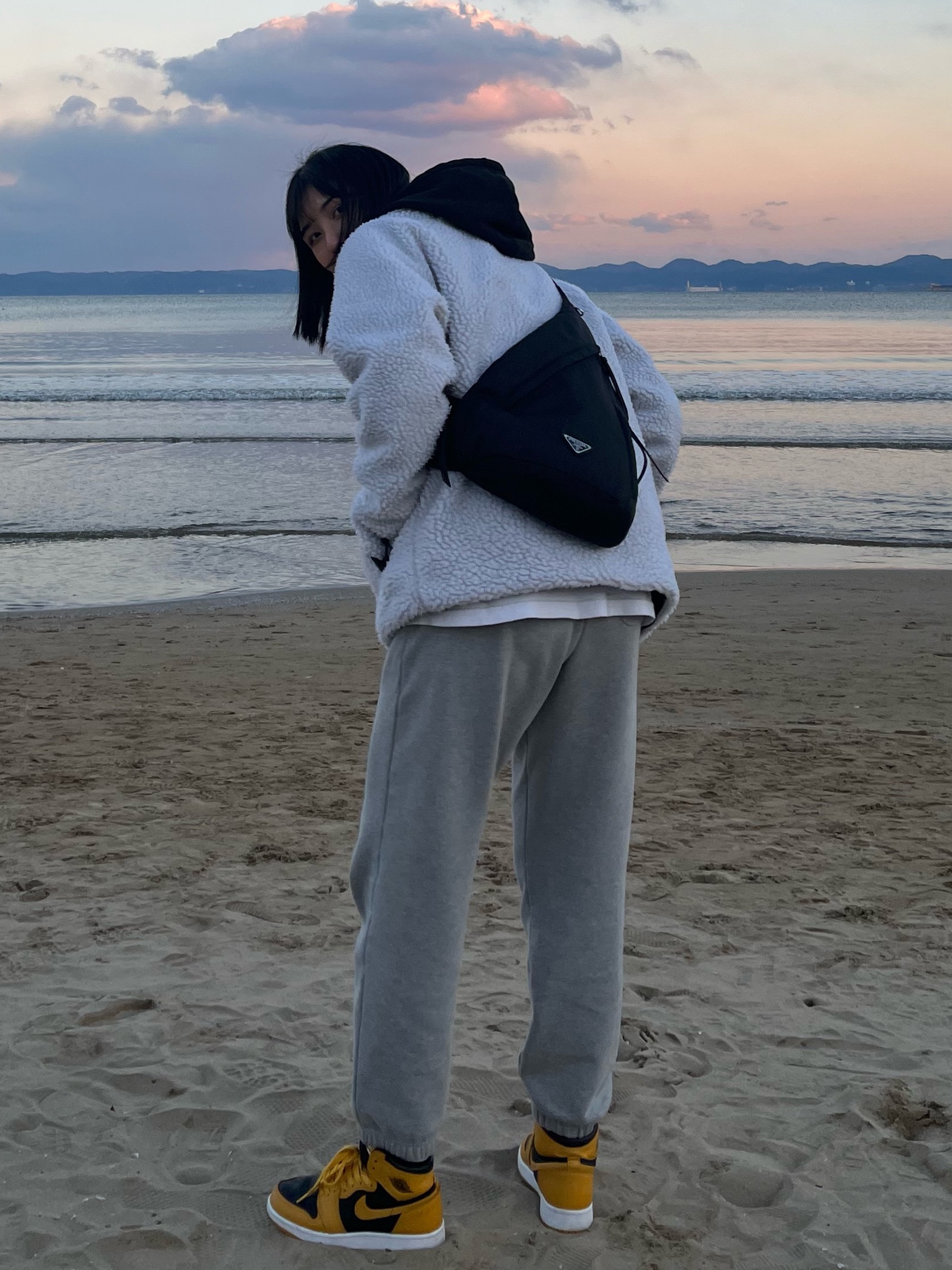 Prada Re-Nylon and Leather Shoulder Strap Backpack Black, (GS) Jordan 1 Retro High OG Pollen 착용 스타일 - 2