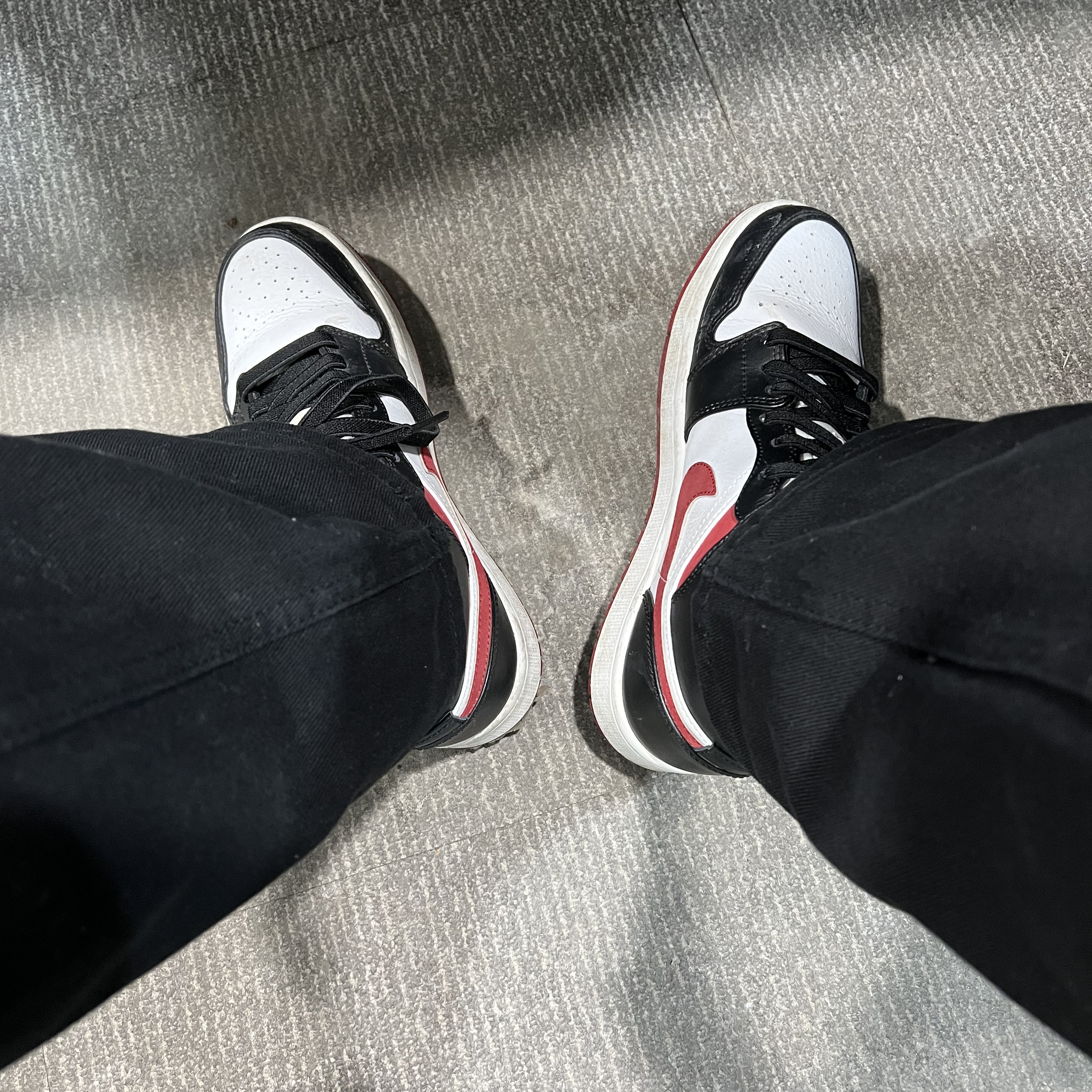 Jordan 1 Mid Gym Red Black White 착용 스타일