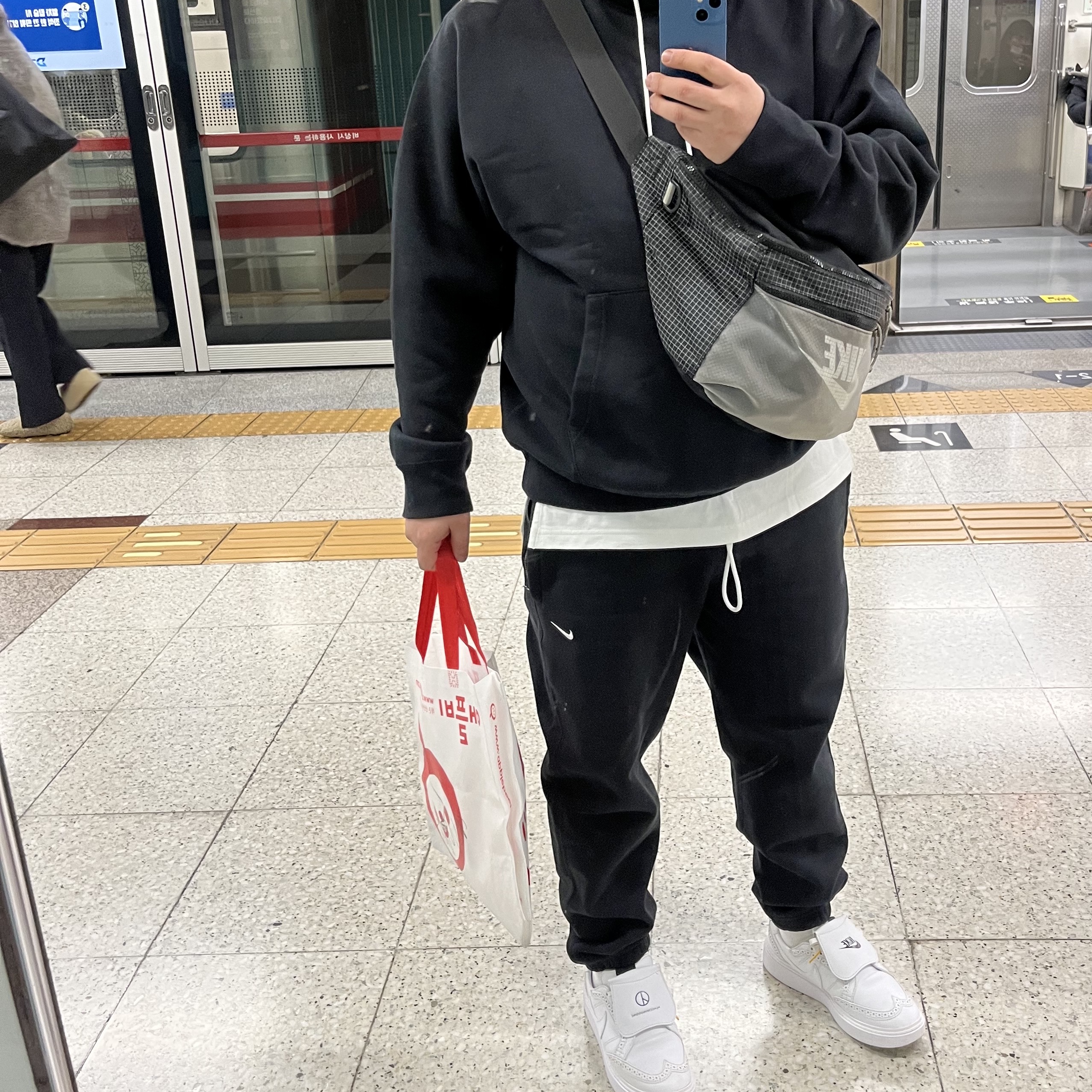 Nike NRG Solo Swoosh Fleece Pants Black White - Asia, Nike NRG Solo Swoosh Fleece Hoodie Black White - US/EU 착용 스타일